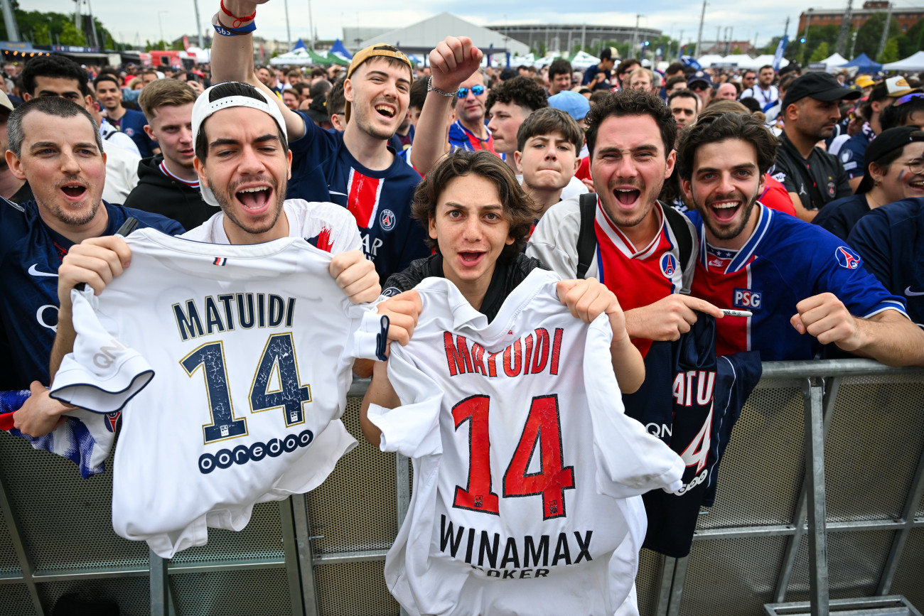 Budapest, 2026. május 30.
A PSG szurkolói a labdarúgó Bajnokok Ligája döntõjében játszott Paris Saint-Germain - Arsenal mérkõzés elõtt az MTK Sportparkban kialakított szurkolói zónában 2026. május 30-án.
MTI/Purger Tamás