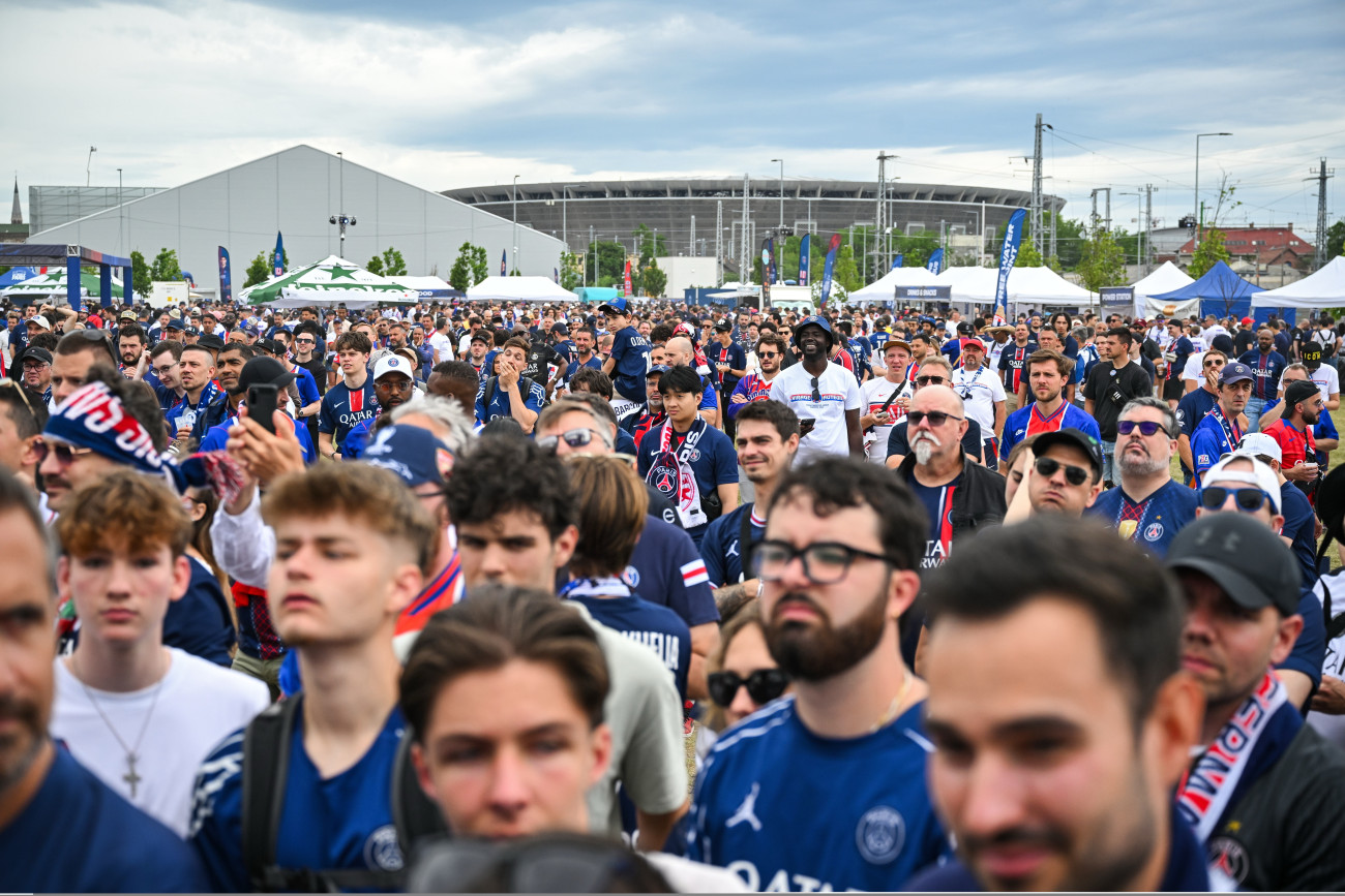 Budapest, 2026. május 30.
A PSG szurkolói a labdarúgó Bajnokok Ligája döntõjében játszott Paris Saint-Germain - Arsenal mérkõzés elõtt az MTK Sportparkban kialakított szurkolói zónában 2026. május 30-án.
MTI/Purger Tamás