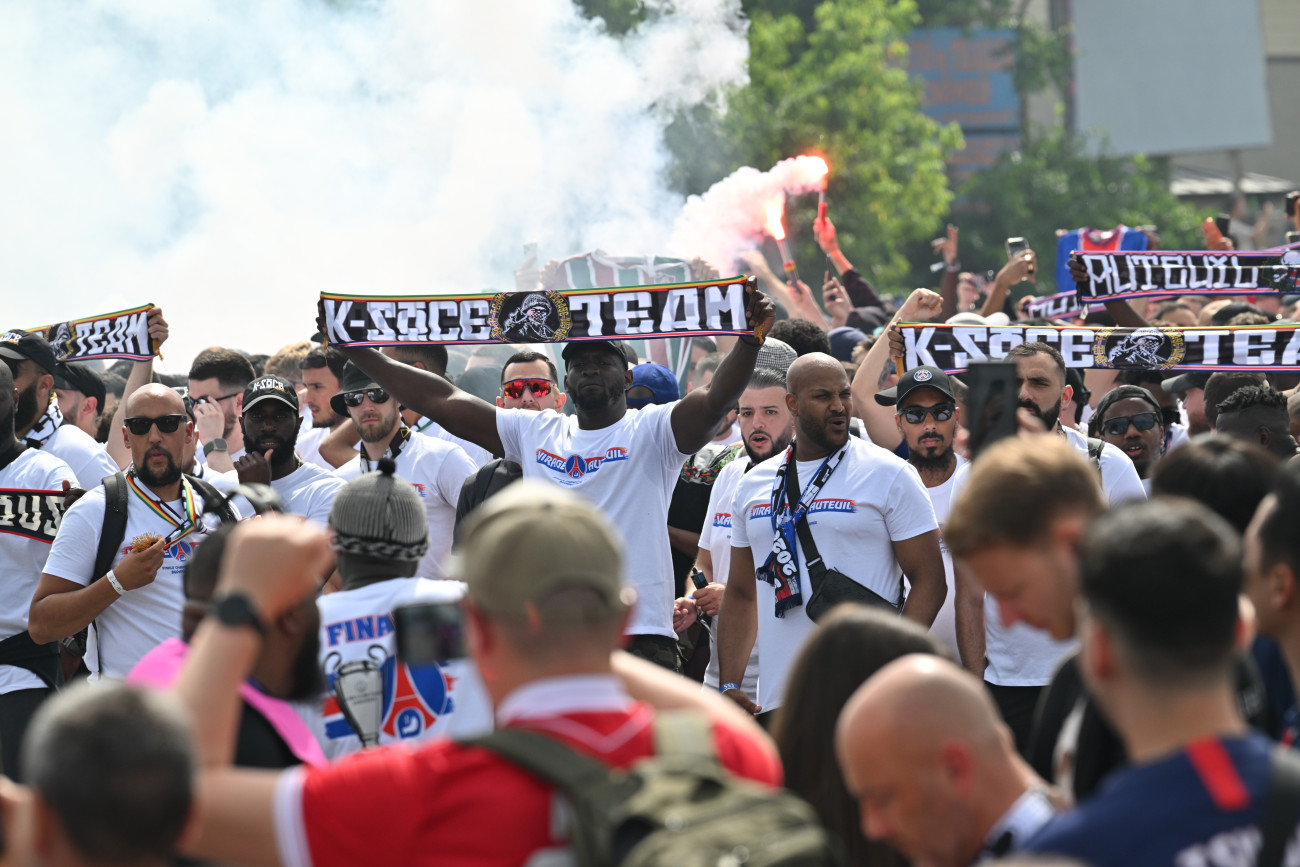 Budapest, 2026. május 30.
A PSG szurkolói vonulnak a Puskás Arénába a labdarúgó Bajnokok Ligája döntõjében játszott Paris Saint-Germain - Arsenal mérkõzésre 2026. május 30-án.
MTI/Purger Tamás