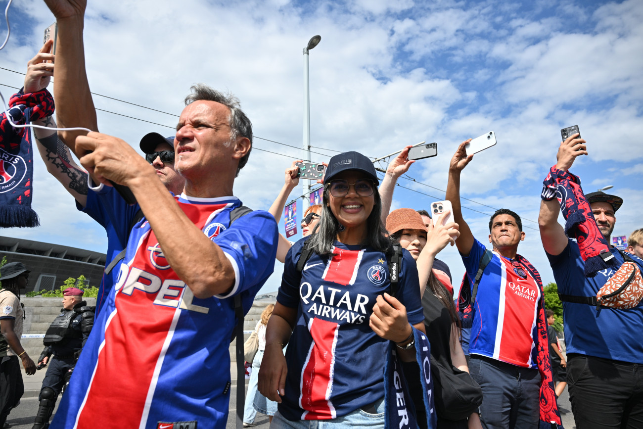 Budapest, 2026. május 30.
A PSG szurkolói vonulnak a Puskás Arénába a labdarúgó Bajnokok Ligája döntõjében játszott Paris Saint-Germain - Arsenal mérkõzésre 2026. május 30-án.
MTI/Purger Tamás
