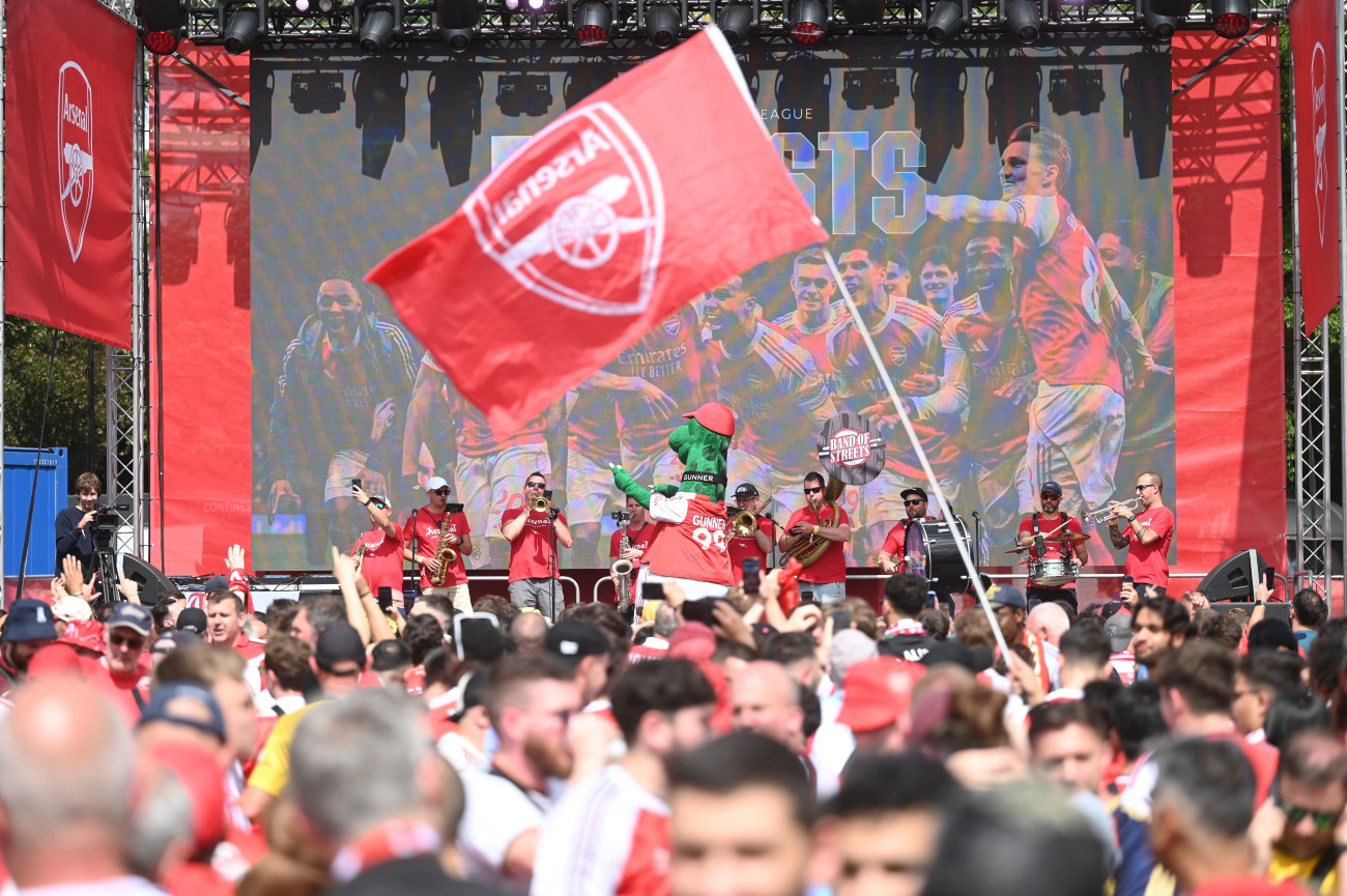 Budapest, 2026. május 30.
Az Arsenal szurkolói a labdarúgó Bajnokok Ligája döntõjében játszott Paris Saint-Germain - Arsenal mérkõzés elõtt a Városligetben kialakított szurkolói zónában 2026. május 30-án.
MTI/Balogh Zoltán