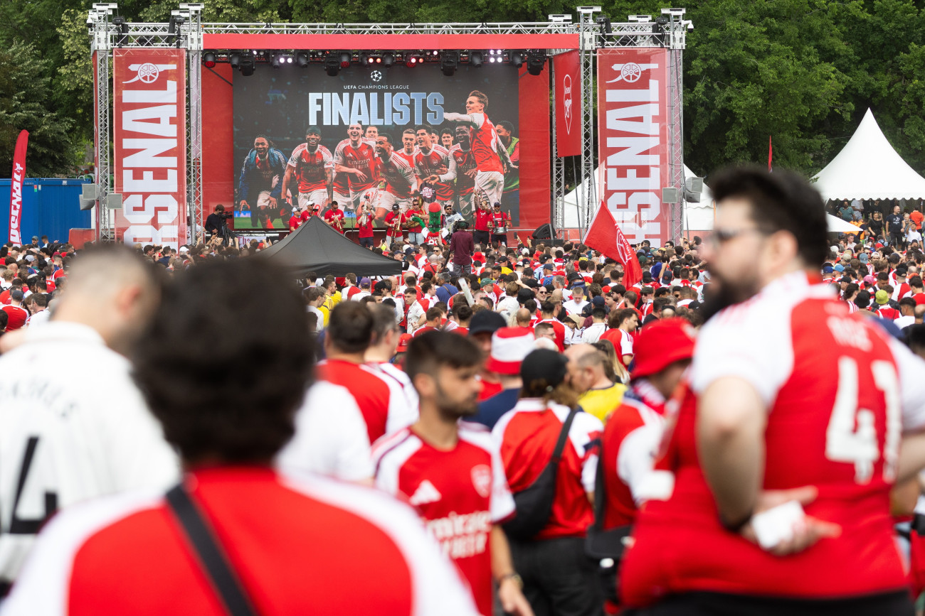 Budapest, 2026. május 30.
Az Arsenal szurkolói a labdarúgó Bajnokok Ligája döntõjében játszott Paris Saint-Germain - Arsenal mérkõzés elõtt a Városligetben kialakított szurkolói zónában 2026. május 30-án.
MTI/Kocsis Zoltán