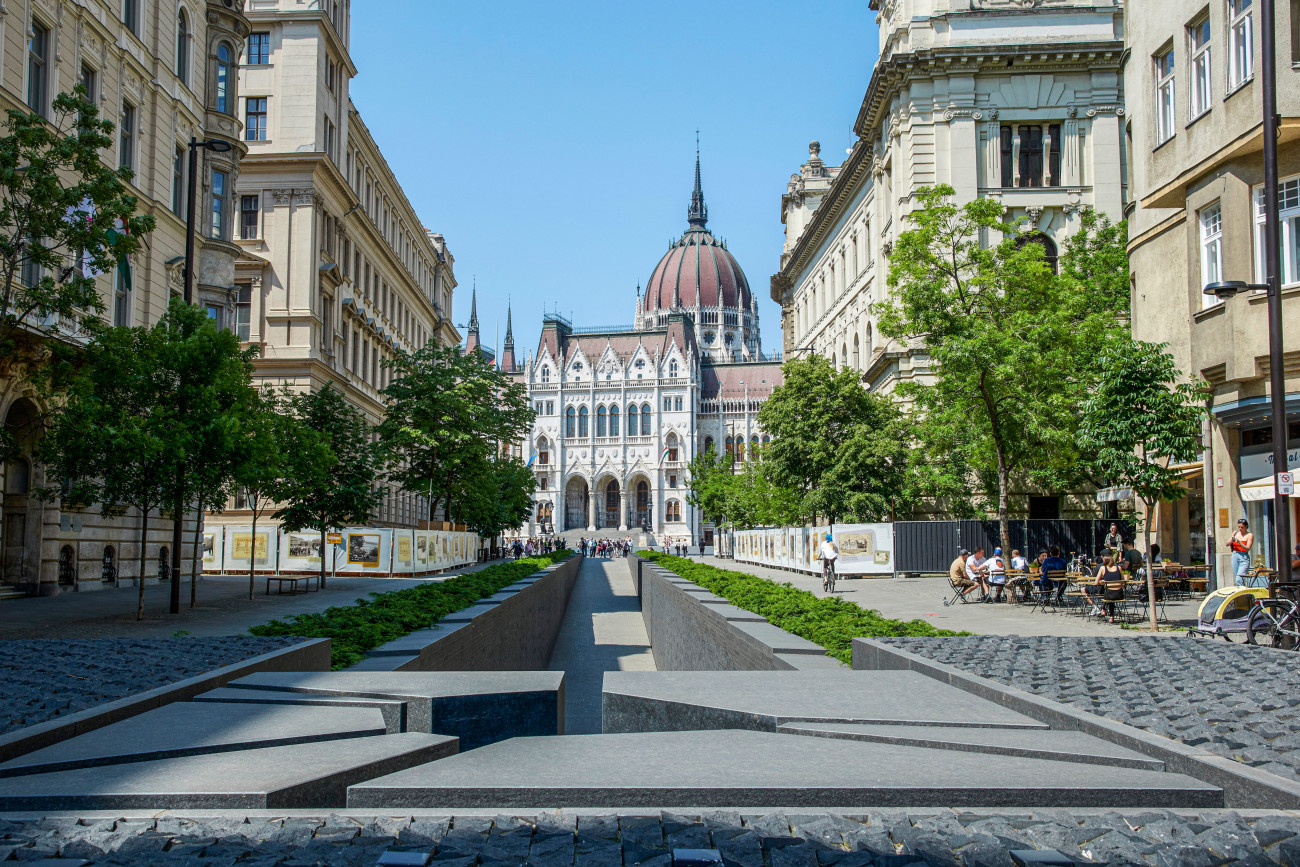 Budapest, 2023. május 20.
A Nemzeti Összetartozás Emlékhelyének részlete a Kossuth tér és az Alkotmány utca találkozásánál. A Zimay Balázs és Mohácsi Sándor tervezte száz méter hosszú, a tér felõl lejtõ, négy méter széles sétány két oldalfalára a történelmi Magyar Királyság 1913. évi összeírás szerinti 12 485 településének nevét vésték fel. A térépítészeti kompozíció Trianon 100. évfordulójára készült. A háttérben az Országház.
MTVA/Bizományosi: Róka László 
***************************
Kedves Felhasználó!
Ez a fotó nem a Duna Médiaszolgáltató Zrt./MTI által készített és kiadott fényképfelvétel, így harmadik személy által támasztott bárminemû  különösen szerzõi jogi, szomszédos jogi és személyiségi jogi  igényért a fotó szerzõje/jogutódja közvetlenül maga áll helyt, az MTVA felelõssége e körben kizárt.