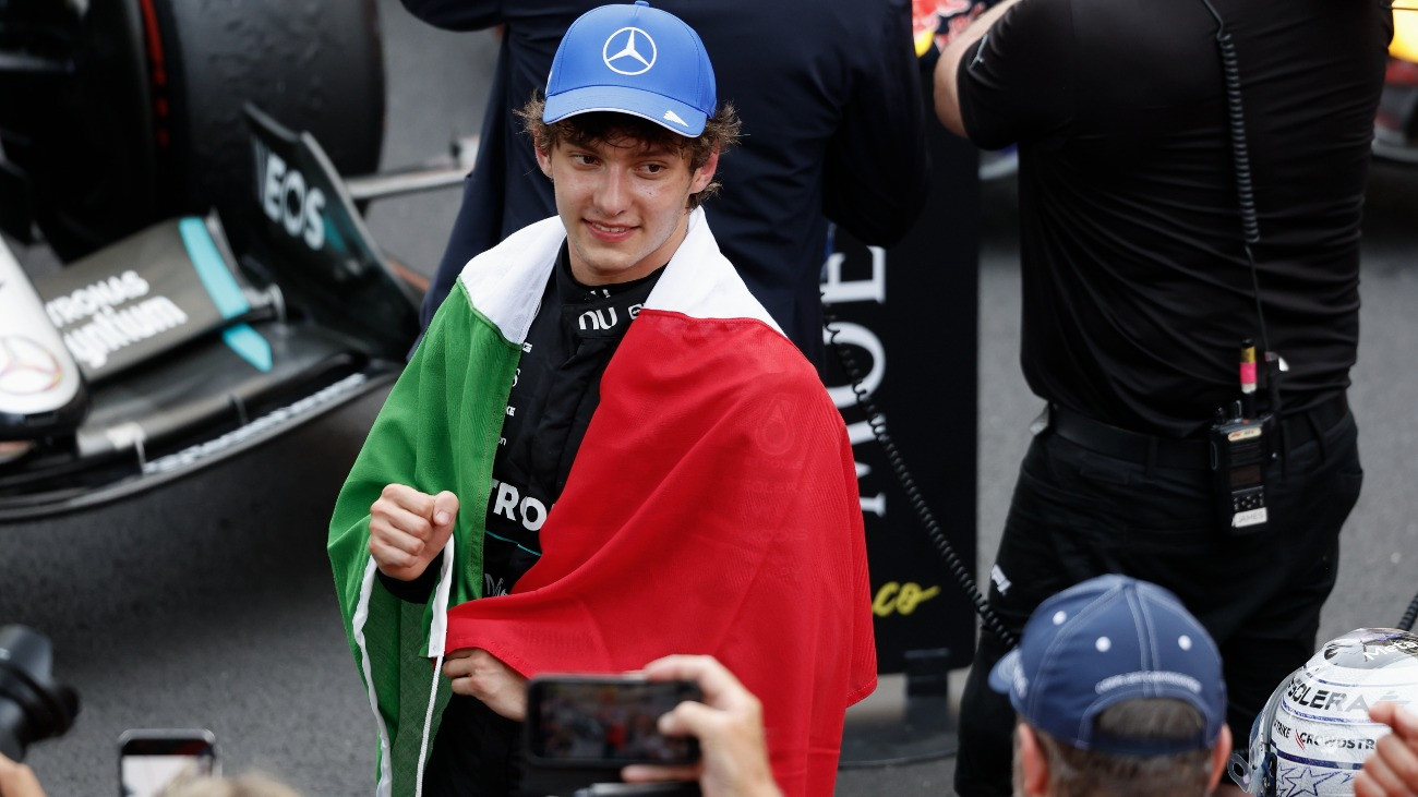 Monte-Carlo, 2026. június 7.
Kimi Antonelli, a Mercedes olasz versenyzõje ünnepel, miután megnyerte a Forma-1-es autós gyorsasági világbajnokság Monacói Nagydíját a monte-carlói utcai pályán 2026. június 7-én. A világbajnoki pontversenyt vezetõ Antonelli rajt-cél gyõzelmet aratott.
MTI/EPA/Sebastien Nogier