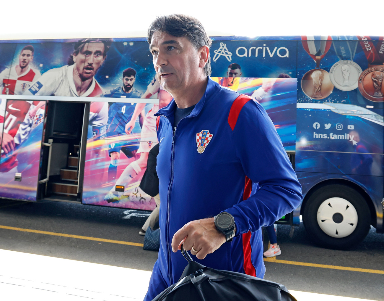 Zágráb, 2026. június 9.
 Zlatko Dalic, a horvát válogatott szövetségi kapitánya elhagyja a csapatbuszt a zágrábi nemzetközi repültéren, ahonnan csapata a 23. labdarúgó-világbajnokságra indul 2026. június 9-én. A bajnokságot június 11. és július 19. között rendezi az Egyesült Államok, Kanada és Mexikó tizenhat városban, 48 csapat részvételével.
MTI/EPA/Antonio Bat