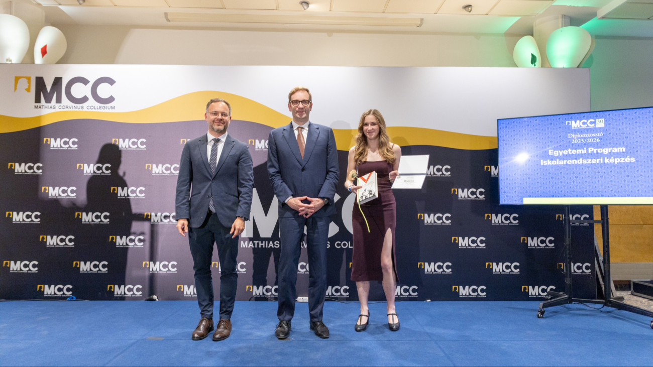 Telt ház előtt tartotta diplomaátadó ünnepségét a Mathias Corvinus Collegium 2026. június 11-én budapesti központjában. A végzős hallgatókat Szalai Zoltán főigazgató, Orbán Balázs kuratóriumi elnök és Tombor András alapító köszöntötte.