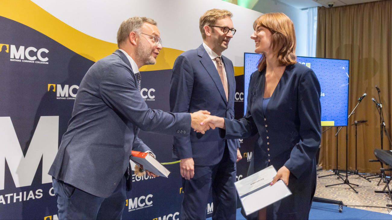 Telt ház előtt tartotta diplomaátadó ünnepségét a Mathias Corvinus Collegium 2026. június 11-én budapesti központjában. A végzős hallgatókat Szalai Zoltán főigazgató, Orbán Balázs kuratóriumi elnök és Tombor András alapító köszöntötte.