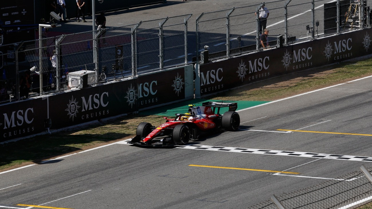 Barcelona, 2026. június 14.
Lewis Hamilton, a Ferrari brit versenyzõje elsõként ér célba a Forma-1-es autós gyorsasági világbajnokság Katalán Nagydíján a Barcelona melletti montmelói pályán 2026. június 14-én.
MTI/AP/Joan Monfort