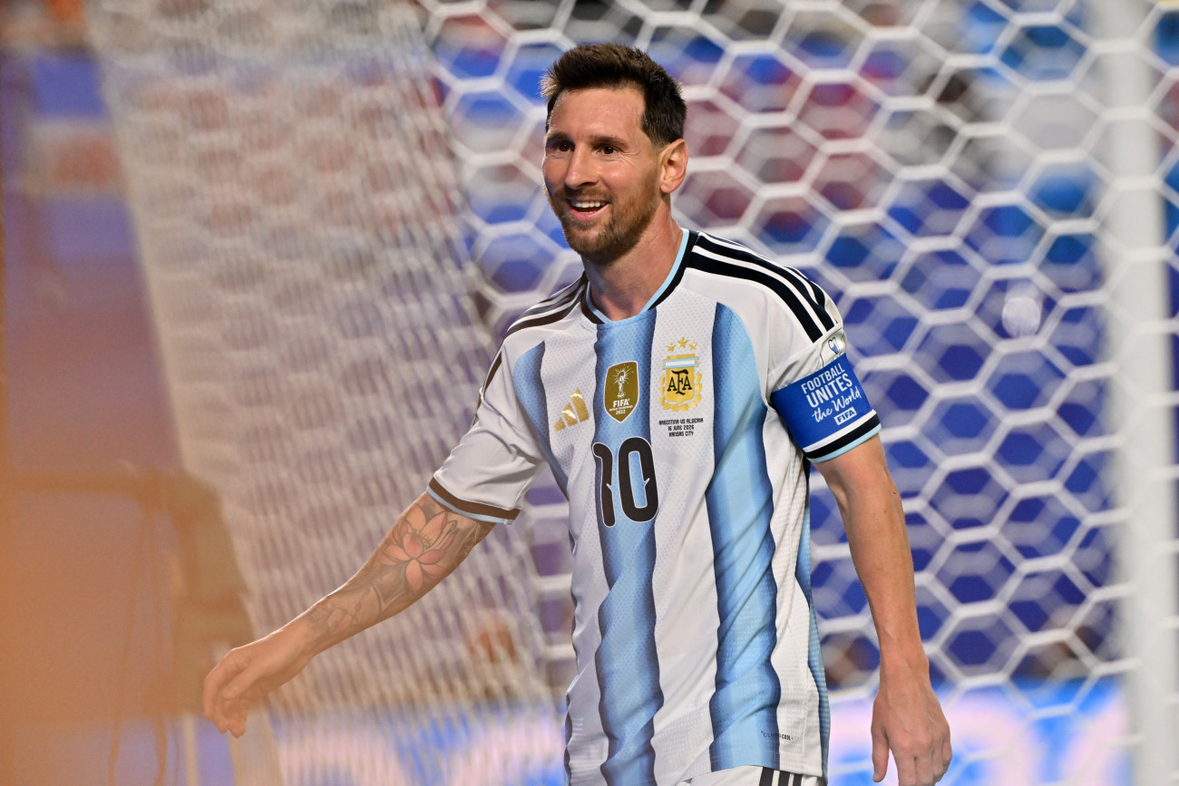 Kansas City, 2026. június 17.
Az argentin Lionel Messi a 2026-os labdarúgó-világbajnokság J csoportja elsõ fordulójának Argentína-Algéria mérkõzésén az Arrowhead Stadionban, Kansas Cityben 2026. június 16-án. A mérkõzést Argentína nyerte 3-0-ra. Mindhárom gólt Messi szerezte.
MTI/EPA/Amy Kontras