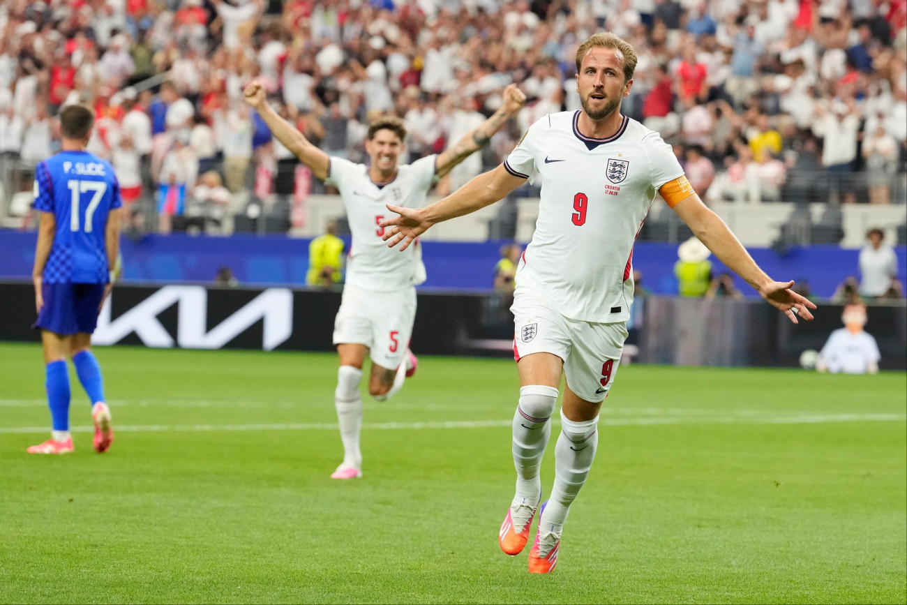 Dallas, 2026. június 17.
Az angol Harry Kane (j) ünnepel, miután a második gólját szerezte a 2026-os labdarúgó-világbajnokság L csoportja elsõ fordulójának Anglia-Horvátország mérkõzésén a dallasi AT&T Stadionban 2026. június 17-én.
MTI/AP/Tony Gutierrez