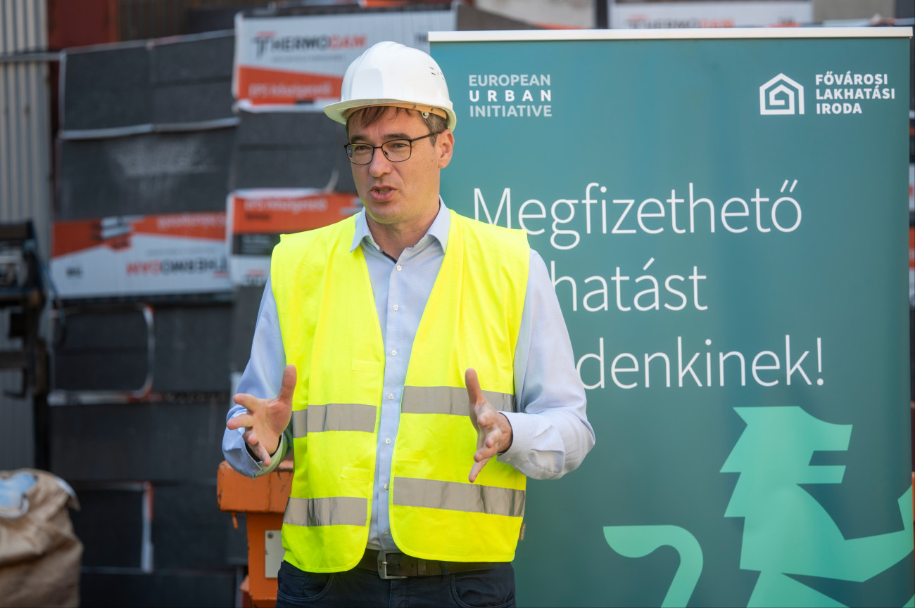 Budapest, 2026. június 22.
Karácsony Gergely fõpolgármester beszédet mond a Demo Hub projekt keretében megvalósuló bérlakásépítési beruházás épületbejárásán a IV. kerületi Baross utcában 2026. június 22-én. A beruházás 6,2 millió euróból valósul meg, ennek 80 százaléka uniós támogatás, a többit a Fõvárosi Önkormányzat teszi hozzá önrészként. A használaton kívüli iskolaépület átalakításával 26 bérlakást hoznak létre.
MTI/Balogh Zoltán