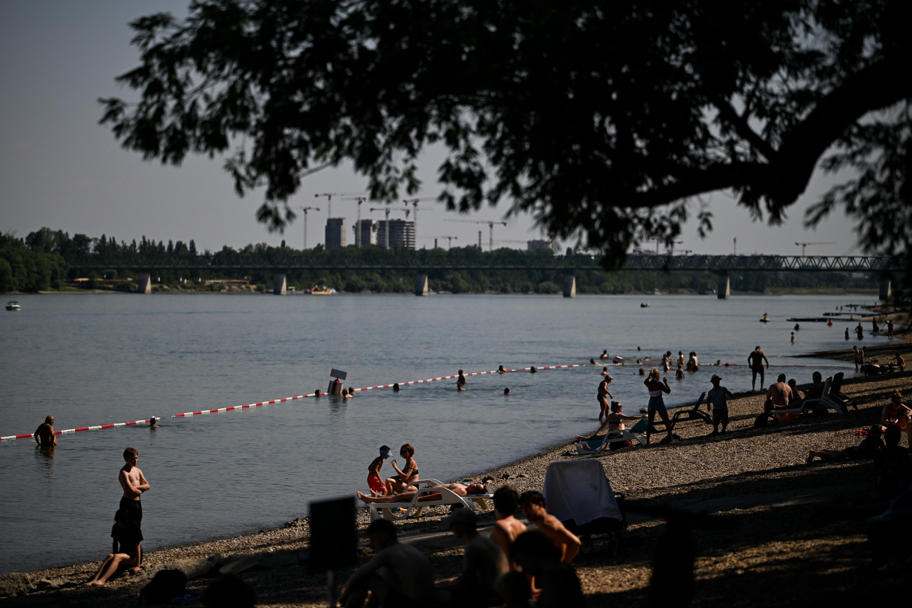 Budapest, 2026. június 26.
Fürdõzõk a Római-parti Plázson Budapesten 2026. június 26-án.
MTI/Hegedüs Róbert