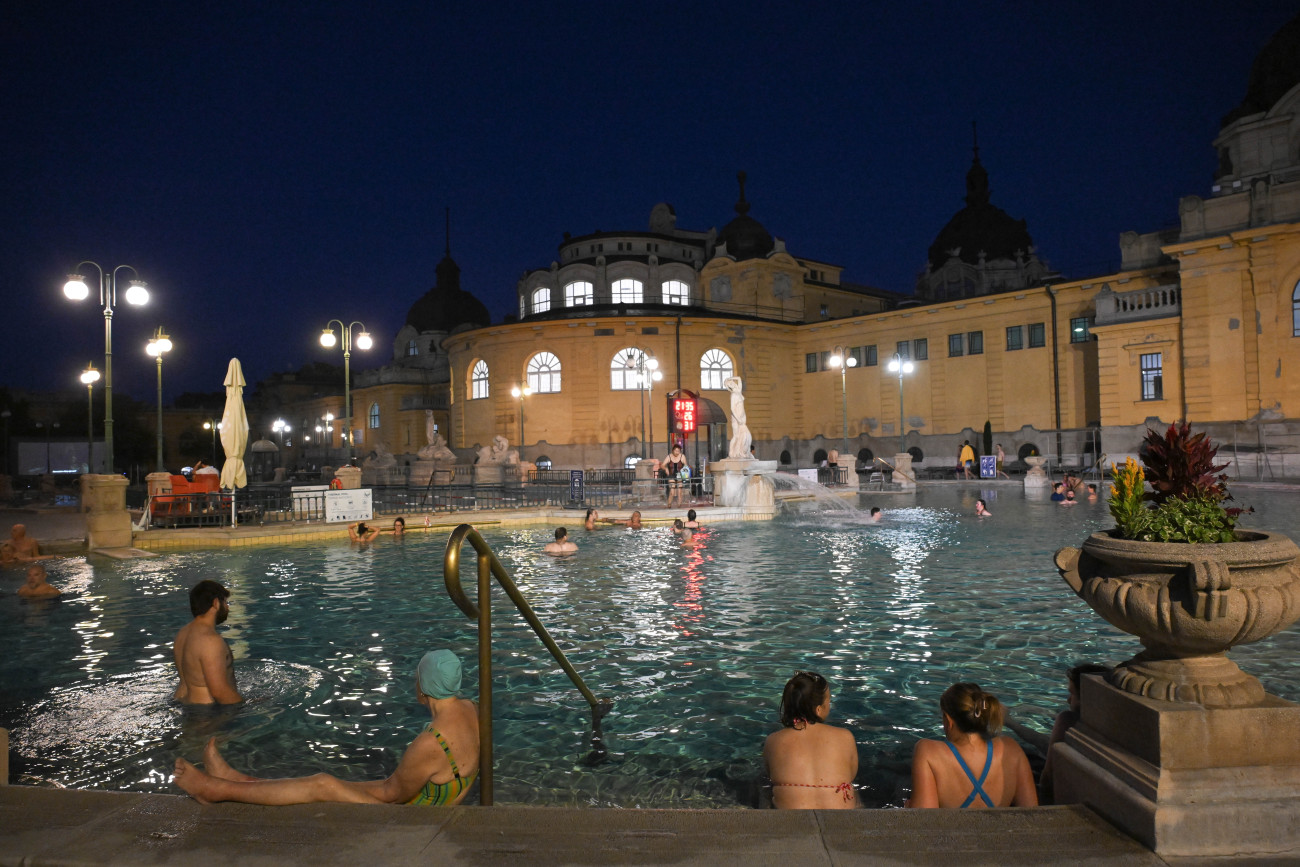 A Széchenyi Gyógyfürdő és Uszoda egyik gyógyvizes medencéje 2026. június 26-án este. A Fővárosi Közgyűlés az előző napon jóváhagyta a Széchenyi Fürdő felújítási programját, megadta a felhatalmazást a nyílt közbeszerzési eljárás kiírására, így várhatóan augusztus végén elkezdődhetnek a nettó 3 milliárd forintot meghaladó felújítási munkálatok. Fotó: MTI/Bruzák Noémi