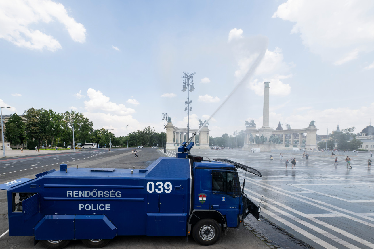 Budapest, 2026. június 30.
A rendõrség a tömegoszlatásra használt vízágyúkkal hûsíti a járókelõket a nagy hõségben a Hõsök terén 2026. június 30-án. A június 27-én elrendelt legmagasabb, harmadfokú hõségriasztást július 1-jén éjfélig az ország egész területére meghosszabbították.
MTI/Kovács Márton
