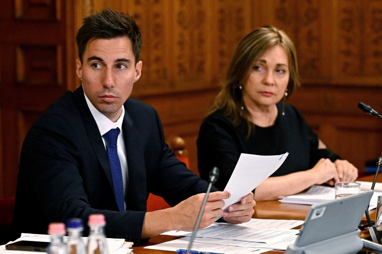 Budapest, 2026. július 2.
Radnai Márk és Rost Andrea, a testület Tisza párti alelnökei az Országgyûlés mûvelõdési bizottságának ülésén az Országház Tisza Kálmán termében 2026. július 2-án.
MTI/Hegedüs Róbert