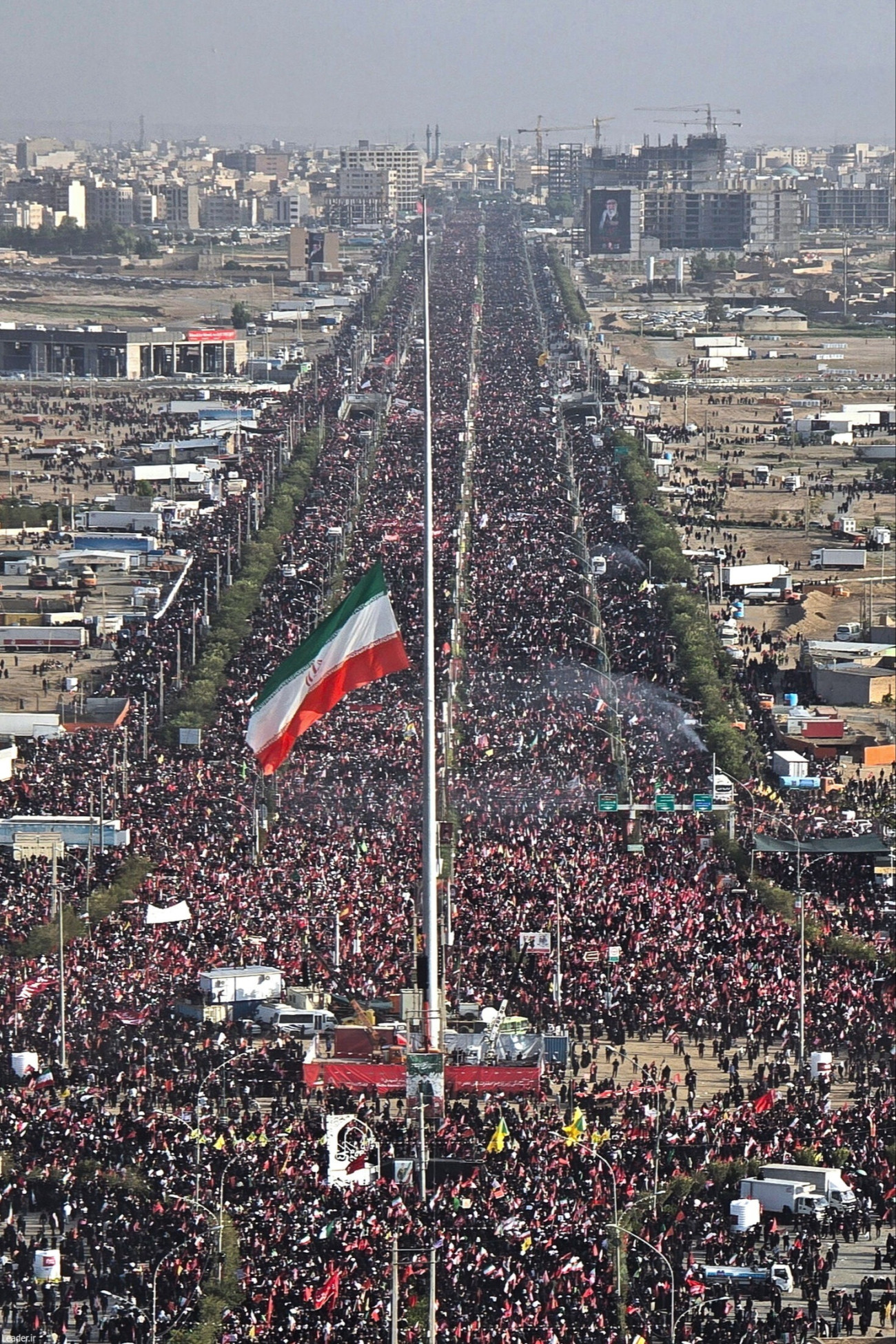 Kom, 2026. július 7.
Az iráni legfõbb vezetõ hivatalának felvételén Ali Hamenei ajatollahot, Irán néhai legfõbb politikai és vallási vezetõjét búcsúztatják a síita iszlám szent városának tartott északkelet-iráni Komban 2026. július 7-én. A 86 éves Ali Hameneivel izraeli-amerikai légicsapás végzett február 28-án. A gyászszertartás július 4-én kezdõdött Teheránban, koporsóját egy iraki kitérõ után szülõvárosában, Meshedben helyezik végsõ nyugalomra július 9-én. A hatóságok az elhúzódó harcok miatt halasztották nyárra a temetést, amelynek idejére lezárták az iráni légteret.
MTI/EPA/Iráni legfõbb vezetõ hivatala