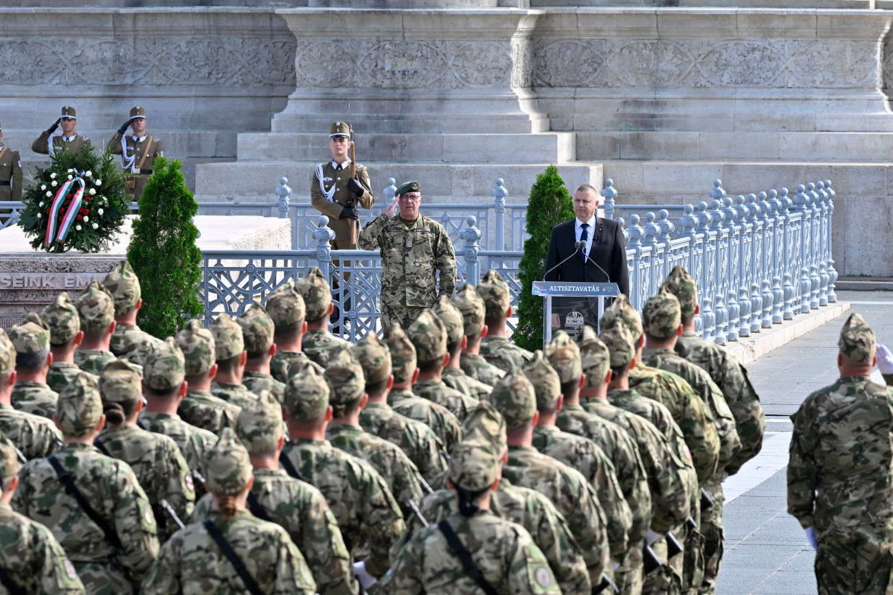 Budapest, 2026. július 11.
Ruszin-Szendi Romulusz honvédelmi miniszter (j), mellette Sándor Zsolt vezérezredes, a Honvéd Vezérkar fõnöke a Magyar Honvédség Altiszti Akadémiáján végzett katonák eskütételén a Hõsök terén, Budapesten 2026. július 11-én.
MTI/Máthé Zoltán