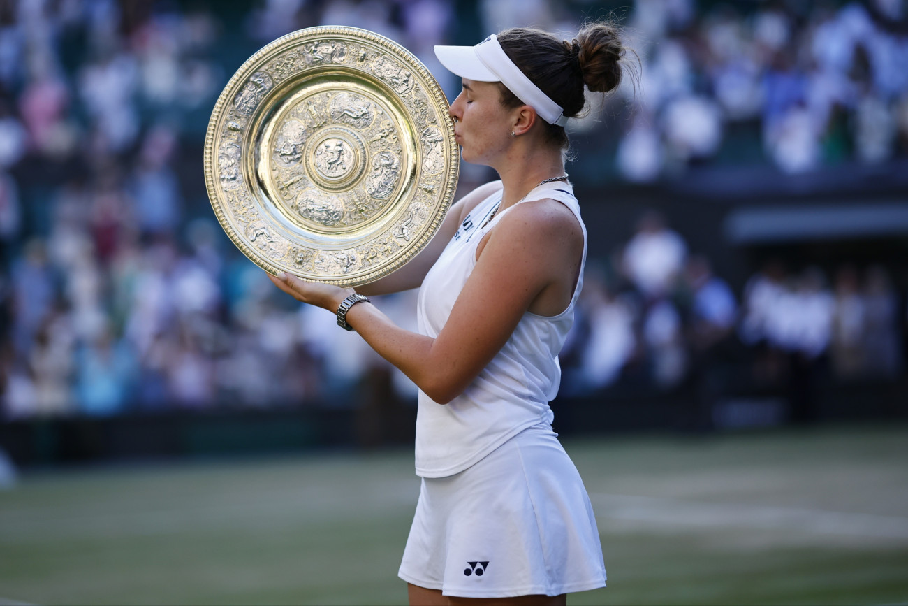 London, 2026. július 11.
A cseh Linda Nosková a trófeával, miután gyõzött a wimbledoni teniszbajnokság nõi egyesének döntõjében Londonban 2026. július 11-én.
MTI/EPA/Tolga Akmen
