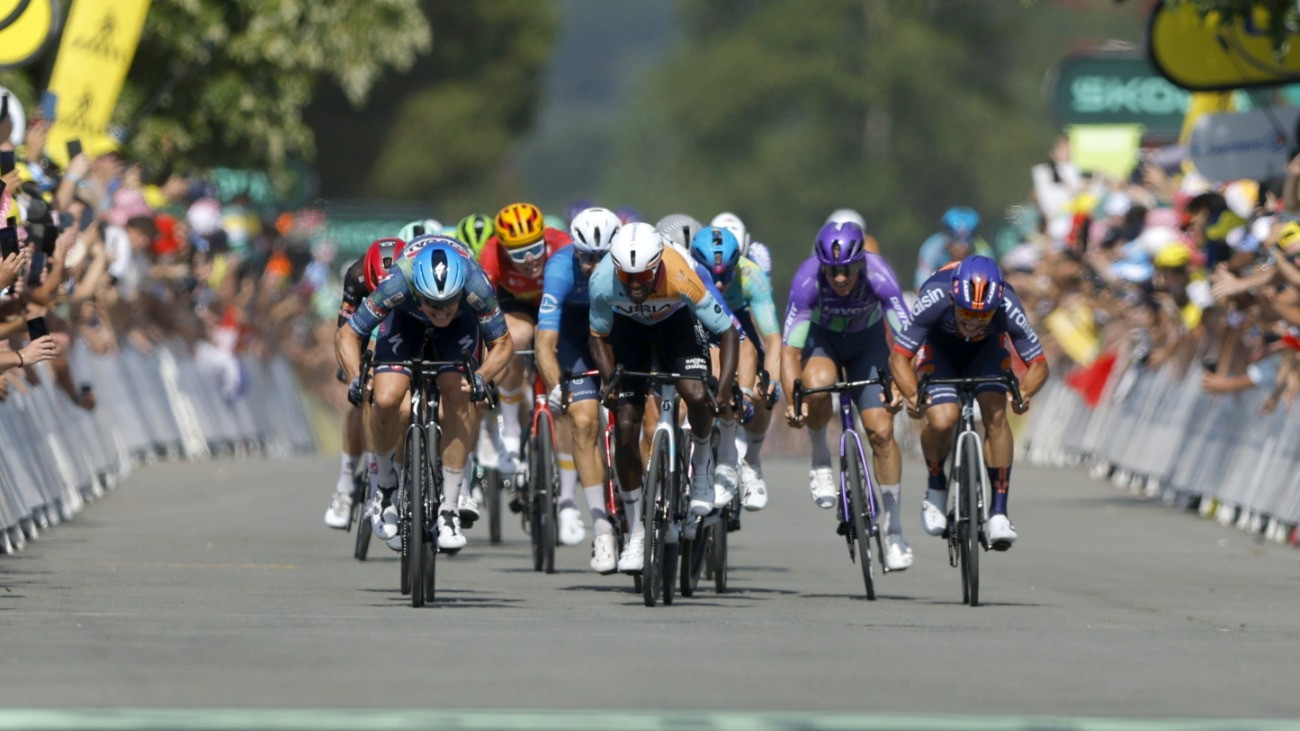 Bergerac, 2026. július 11.
Tim Merlier, a Soudal Quick-Step belga versenyzõje (b) gyõz Biniam Girmaj, az NSN Cycling Team eritreai versenyzõje (k) elõtt a Tour de France francia országúti kerékpáros körverseny 8., Périgueux és Bergerac közötti 180,4 km kilométeres szakaszán 2026. július 11-én.
MTI/EPA/Guillaume Horcajuelo