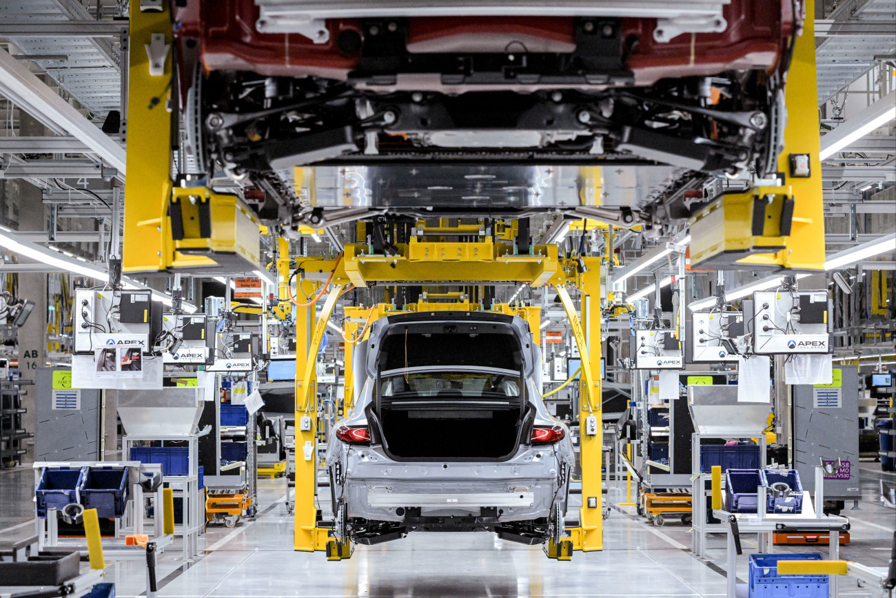 Kecskemét, 2026. július 13.
A Mercedes-Benz Manufacturing Hungary Kft. új, teljesen elektromos C-osztály gyáregysége a kecskeméti Mercedes-Benz Gyárban 2026. július 13-án.
MTI/Szigetváry Zsolt