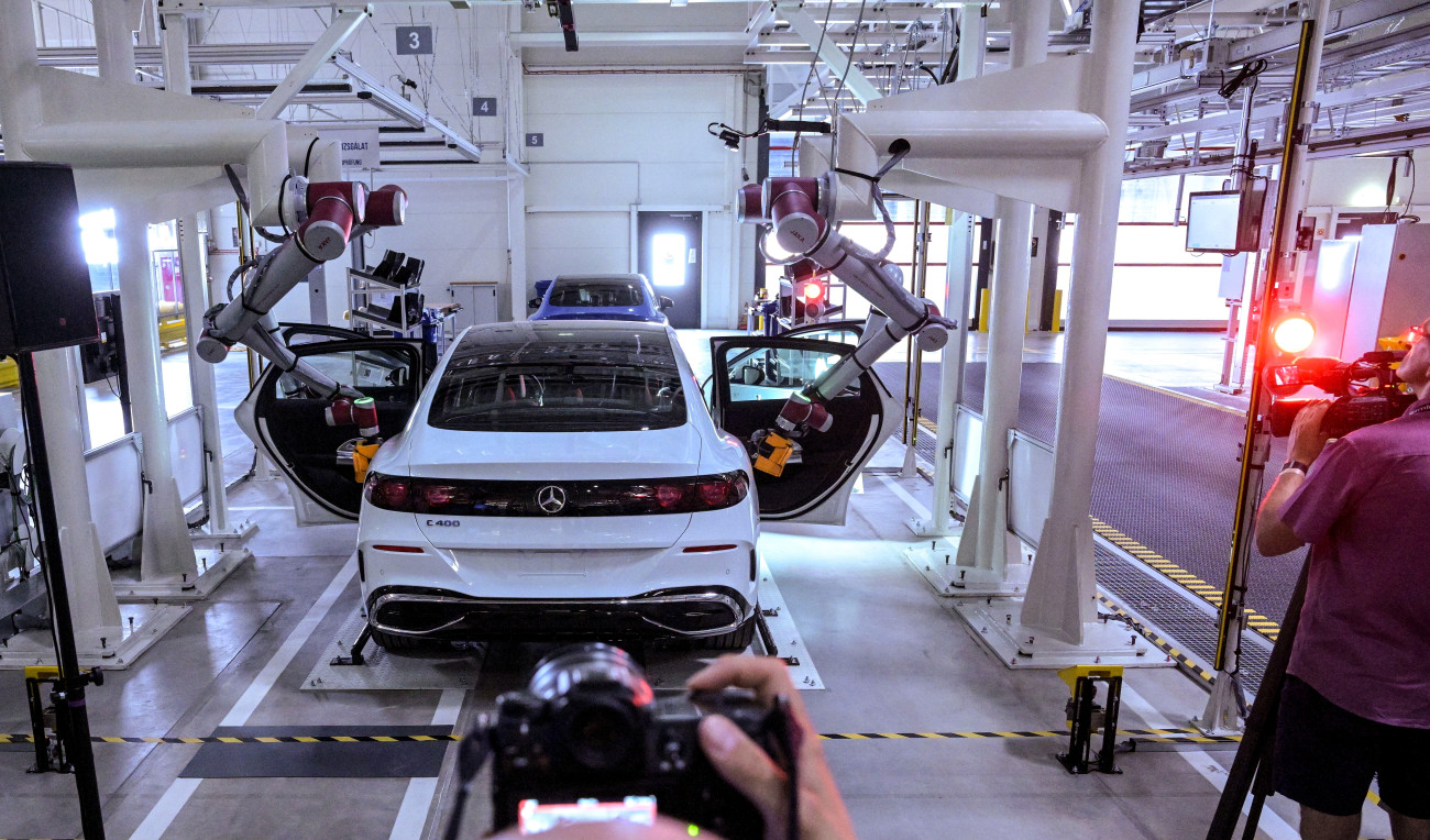 Kecskemét, 2026. július 13.
A Mercedes-Benz Manufacturing Hungary Kft. új, teljesen elektromos C-osztály gyáregysége a kecskeméti Mercedes-Benz Gyárban 2026. július 13-án.
MTI/Szigetváry Zsolt