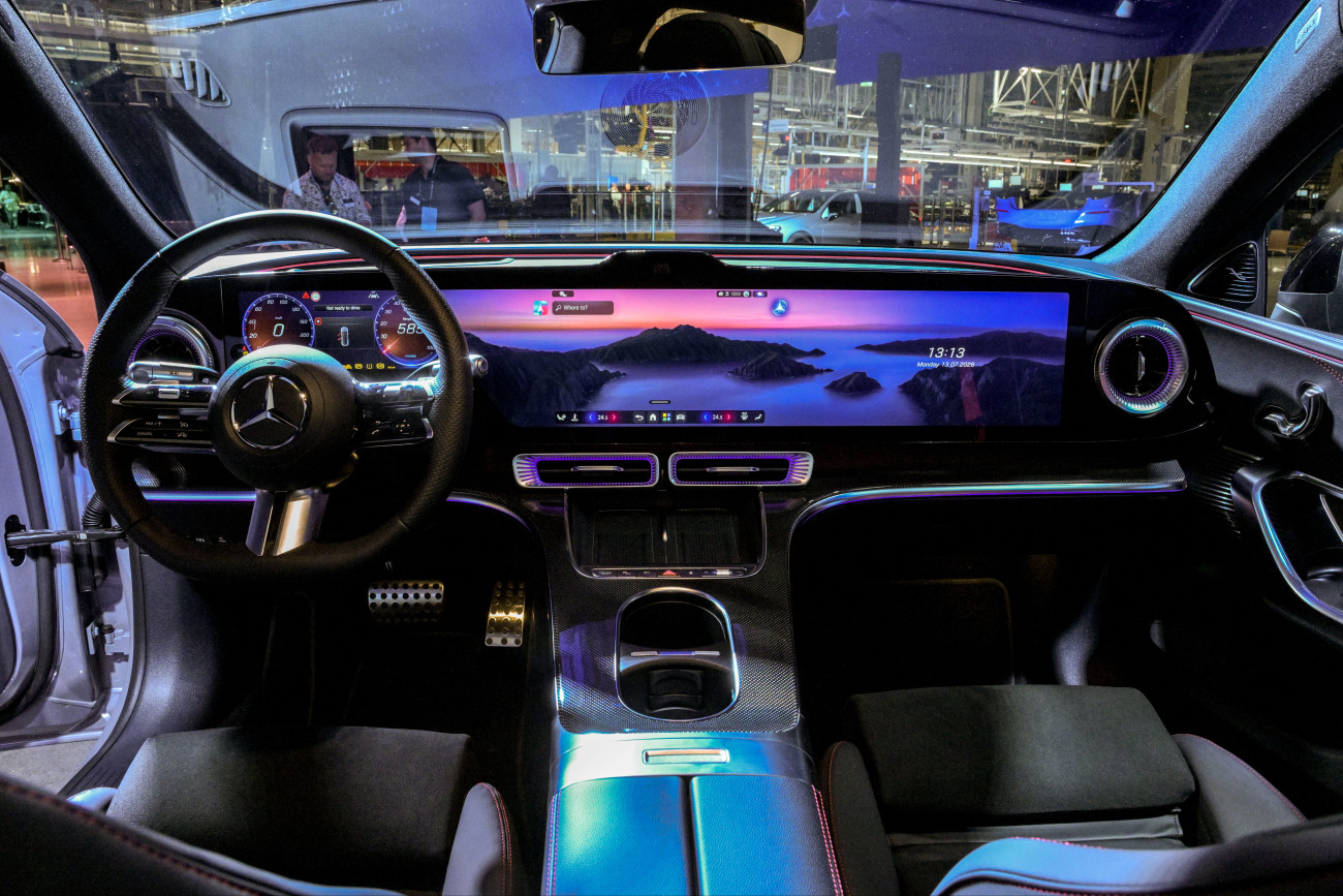 Kecskemét, 2026. július 13.
Az új modell a Mercedes-Benz Manufacturing Hungary Kft. új gyáregységeinek átadásán és a teljesen elektromos C-osztály gyártásának hivatalos indításán Kecskeméten 2026. július 13-án.
MTI/Szigetváry Zsolt