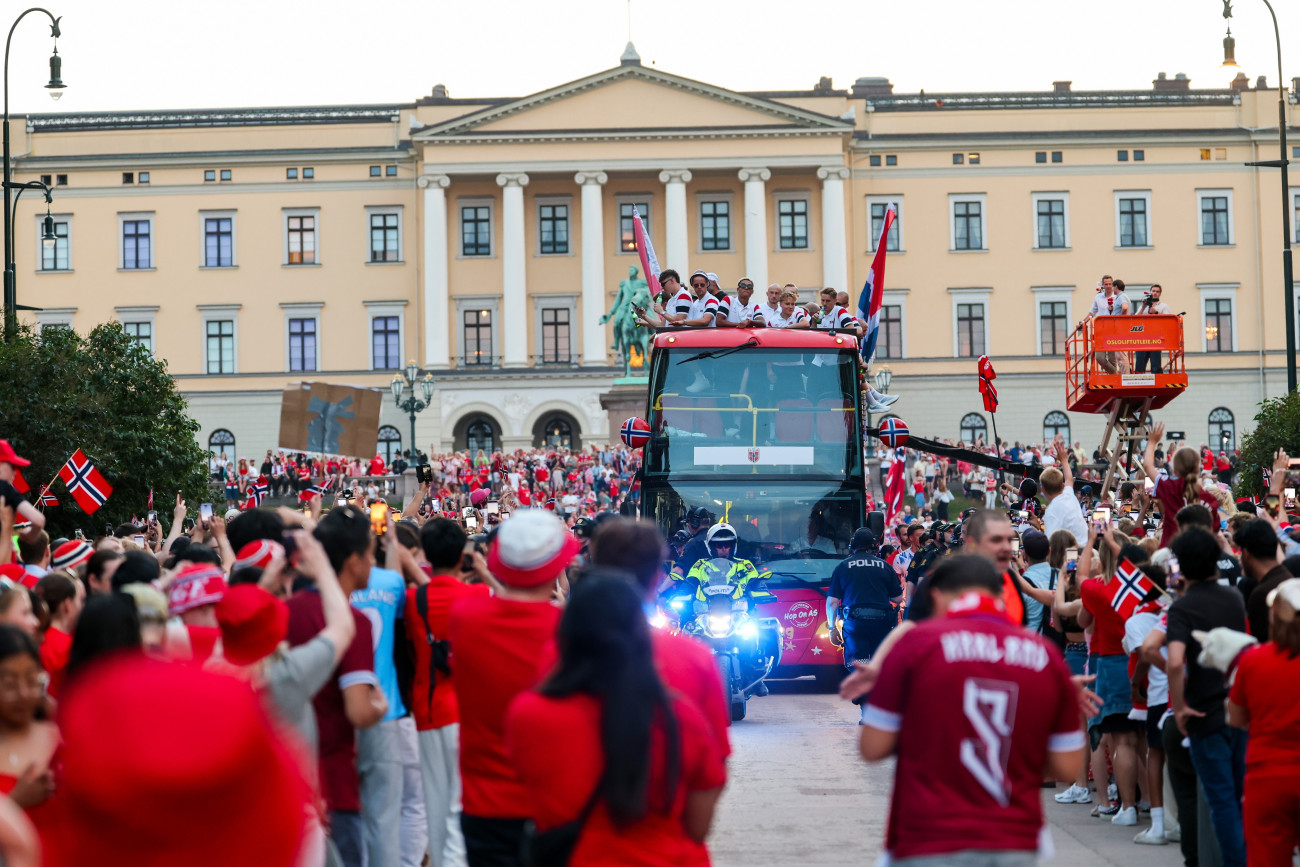 Oslo, 2026. július 14.
A 2026-os labdarúgó-világbajnokságról hazatérõ norvég csapatot köszöntik szurkolók az oslói királyi palota elõtt 2026. július 13-án. Norvégia az Anglia ellen a negyeddöntõben játszott mérkõzésen esett ki július 11-én.
MTI/EPA/NTB/Orn E. Borgen