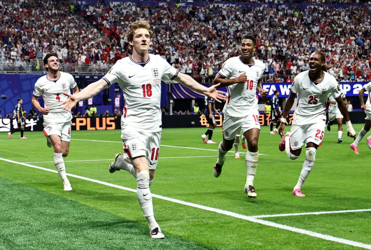 Atlanta, 2026. július 15.
Az angol Anthony Gordon ünnepel gólja után a 2026-os labdarúgó-világbajnokság elõdöntõjében játszott Anglia-Argentína mérkõzésen az atlantai Mercedes-Benz Stadionban 2026. július 15-én.
MTI/EPA/Ronald Wittek
