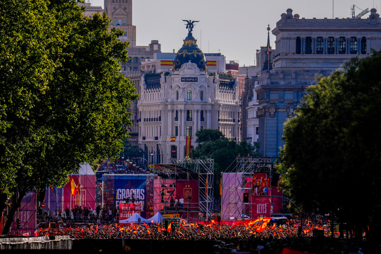 Madrid, 2026. július 20.
A világbajnok spanyol labdarúgó-válogatottat várják szurkolók Madridban 2026. július 20-án. Spanyolország az elõzõ nap hosszabbításban 1-0-ra gyõzött Argentína ellen a 2026-os labdarúgó-világbajnokság döntõjében.
MTI/EPA/EFE/Borja Sanchez-Trillo