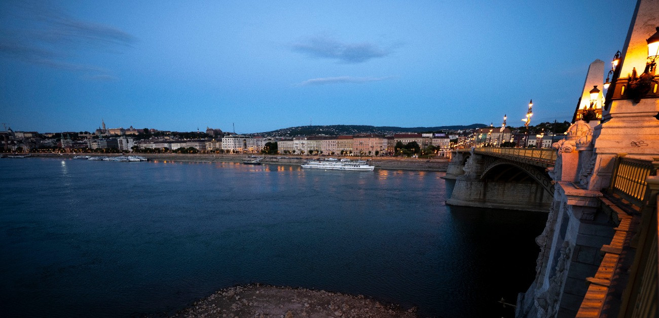 Budapest, 2026. július 24.
A tûzszerészmûvelet idejére lezárt Margit híd 2026. július 24-én hajnalban. A Magyar Honvédség tûzszerészügyeletének tájékoztatása szerint a Duna alacsony vízállása miatt feltételezhetõen egy második világháborús robbanótest került felszínre a híd középsõ pillérénél. A tûzszerészmûvelet idejére a hidat hajnalban lezárták mindkét hídfõ irányából, lezárták továbbá a Margit-sziget Margit híd felõli részét, valamint a Duna 200 méter sugarú szakaszát.
MTI/Szigetváry Zsolt