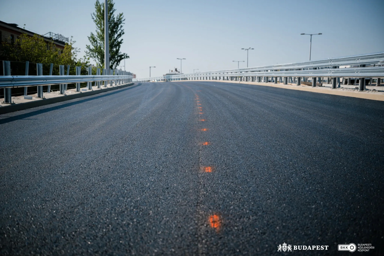 A felújított Flórián téri északi felüljáró friss aszfaltburkolata. Forrás: BKK