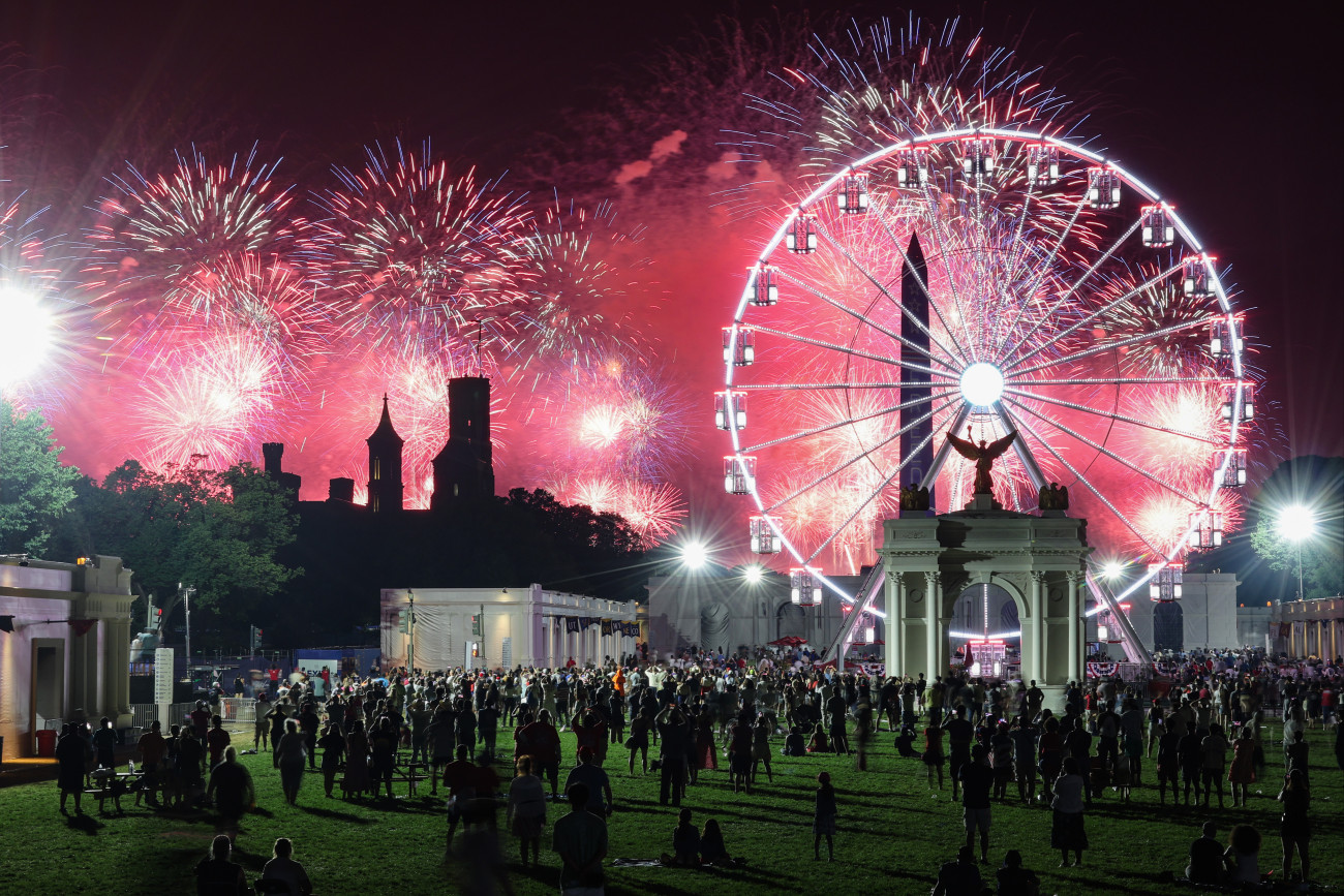 WASHINGTON, DC - JULY 04: Spectators on the National Mall watch fireworks bursting in the skies during 