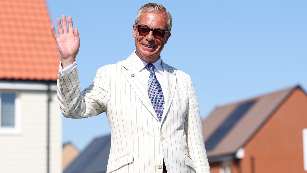 Walton-on-the-Naze, 2026. augusztus 13.
Nigel Farage, az ellenzéki brit Reform UK párt vezére egy szavazóhelyiséghez érkezik a clacton-on-sea-i parlamenti pótválasztáson Walton-on-the-Naze-ben 2026. augusztus 13-án. Farage be nem jelentett adományok vádjai miatt lemondott képviselõi mandátumáról július 7-én, majd jelöltette magát a pótválasztáson.
MTI/AP/Richard Pelham