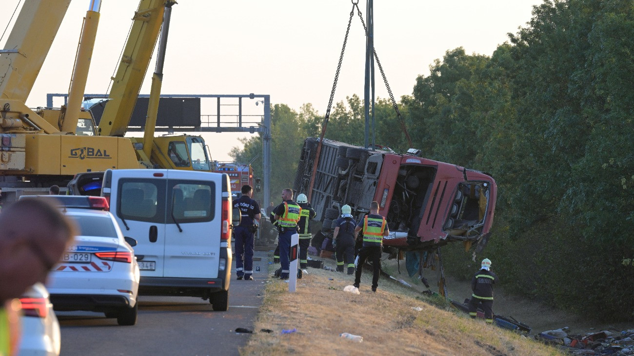 Mezõkeresztes, 2026. augusztus 16.
Összeroncsolódott autóbusz mûszaki mentésén dolgoznak tûzoltók az M3-as autópálya Nyíregyháza felé vezetõ oldalán, Mezõkeresztes és Mezõnagymihály között 2026. augusztus 16-án reggel. A lengyel rendszámú turistabusz eddig tisztázatlan körülmények között felborult a mezõkeresztesi lehajtó után, a balesetben több ember meghalt.
MTI/Máthé Zoltán