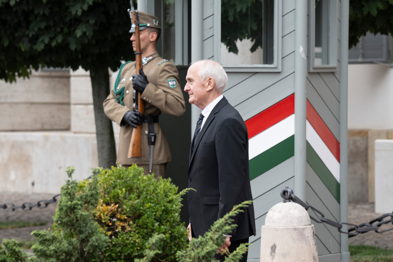 Budapest, 2026. augusztus 19.
Baka András, ezen a napon hivatalba lépõ, a rendszerváltás utáni nyolcadik köztársasági elnök, miután kikísérte a Sándor-palotából távozó, a köztársasági elnöki jogköröket augusztus 18-ig ideiglenesen gyakorló Forsthoffer Ágnes házelnököt 2026. augusztus 19-én.
MTI/Szigetváry Zsolt