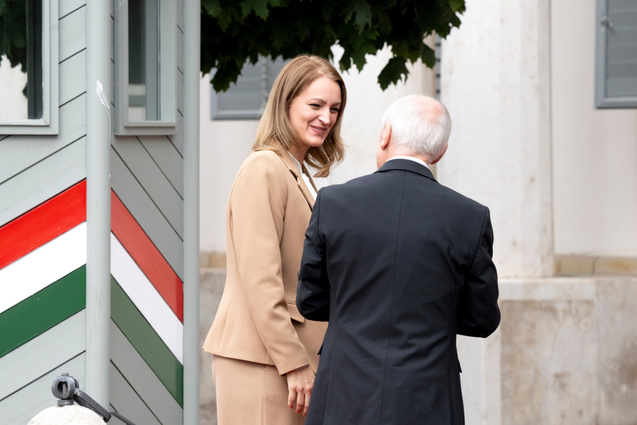 Budapest, 2026. augusztus 19.
Baka András, ezen a napon hivatalba lépõ, a rendszerváltás utáni nyolcadik köztársasági elnök (háttal) megérkezik a Sándor-palotába 2026. augusztus 19-én az õt fogadó, a köztársasági elnöki jogköröket augusztus 18-ig ideiglenesen gyakorló Forsthoffer Ágnes, az Országgyûlés elnöke kíséretében.
MTI/Szigetváry Zsolt