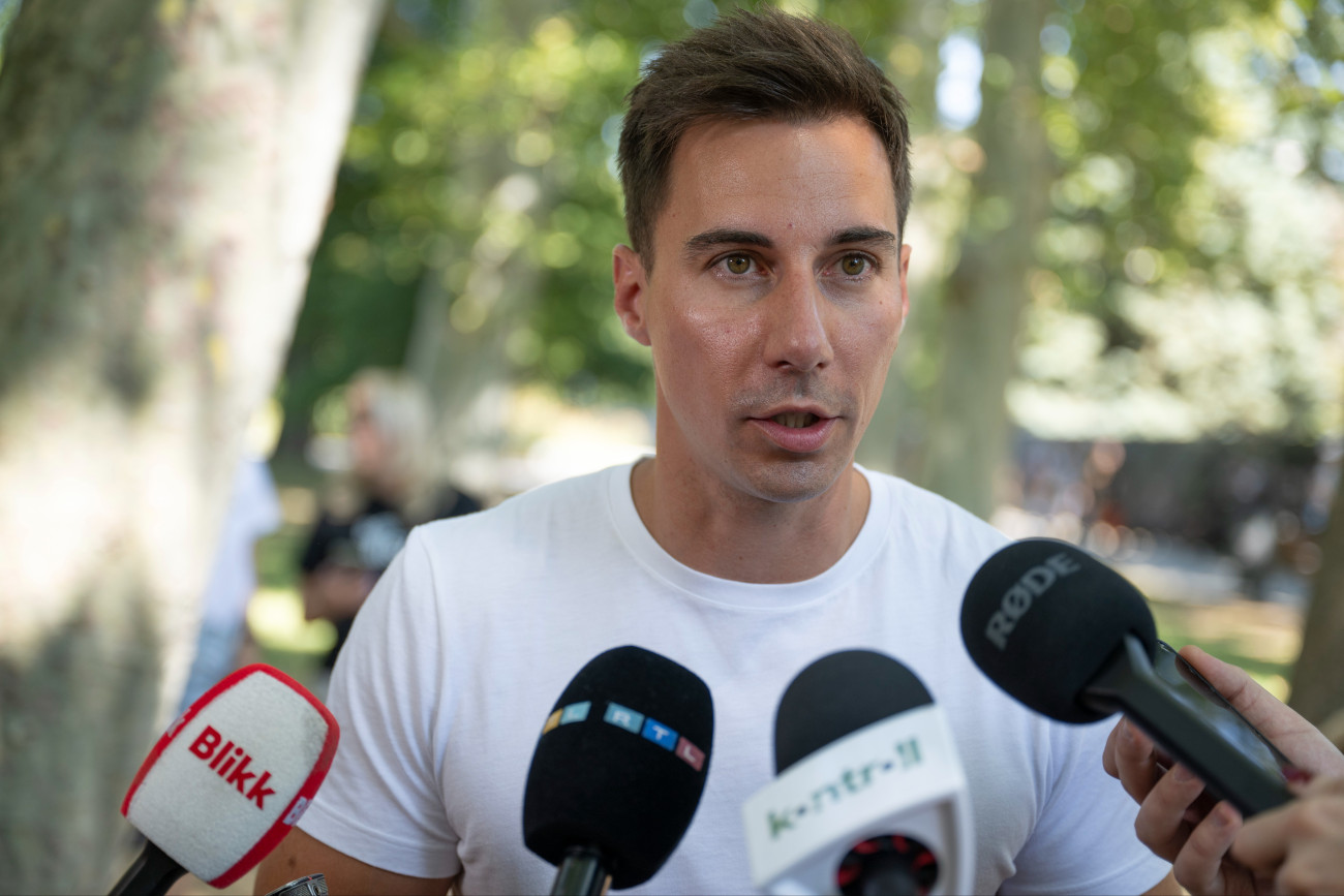 Budapest, 2026. augusztus 20.
Radnai Márk, a Tisza Párt országgyûlési képviselõje nyilatkozik a Tisza Szigetek országos találkozóján a Margitszigeten 2026. augusztus 20-án.
MTI/Kovács Márton