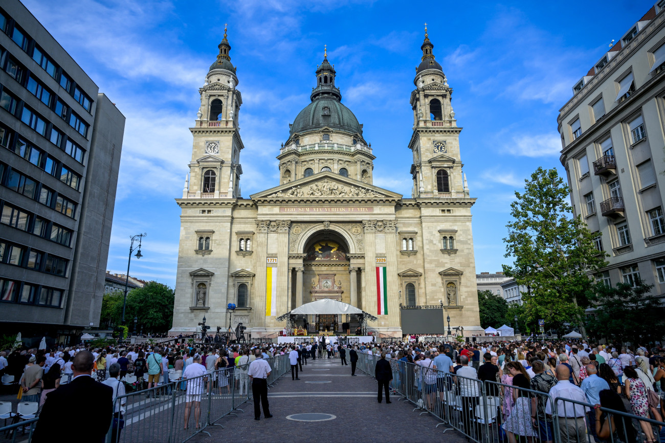 Budapest, 2026. augusztus 20.
Résztvevõk az államalapítás és Szent István király ünnepén tartott ünnepi szentmisén a Szent István-bazilika elõtt 2026. augusztus 20-án.
MTI/Máthé Zoltán