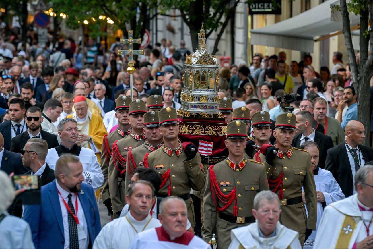 Budapest, 2026. augusztus 20.
A Honvéd Koronaõrség tagjai a Szent Jobbot viszik az államalapítás és Szent István király ünnepén tartott Szent Jobb-körmeneten az Október 6. utcában 2026. augusztus 20-án.
MTI/Máthé Zoltán