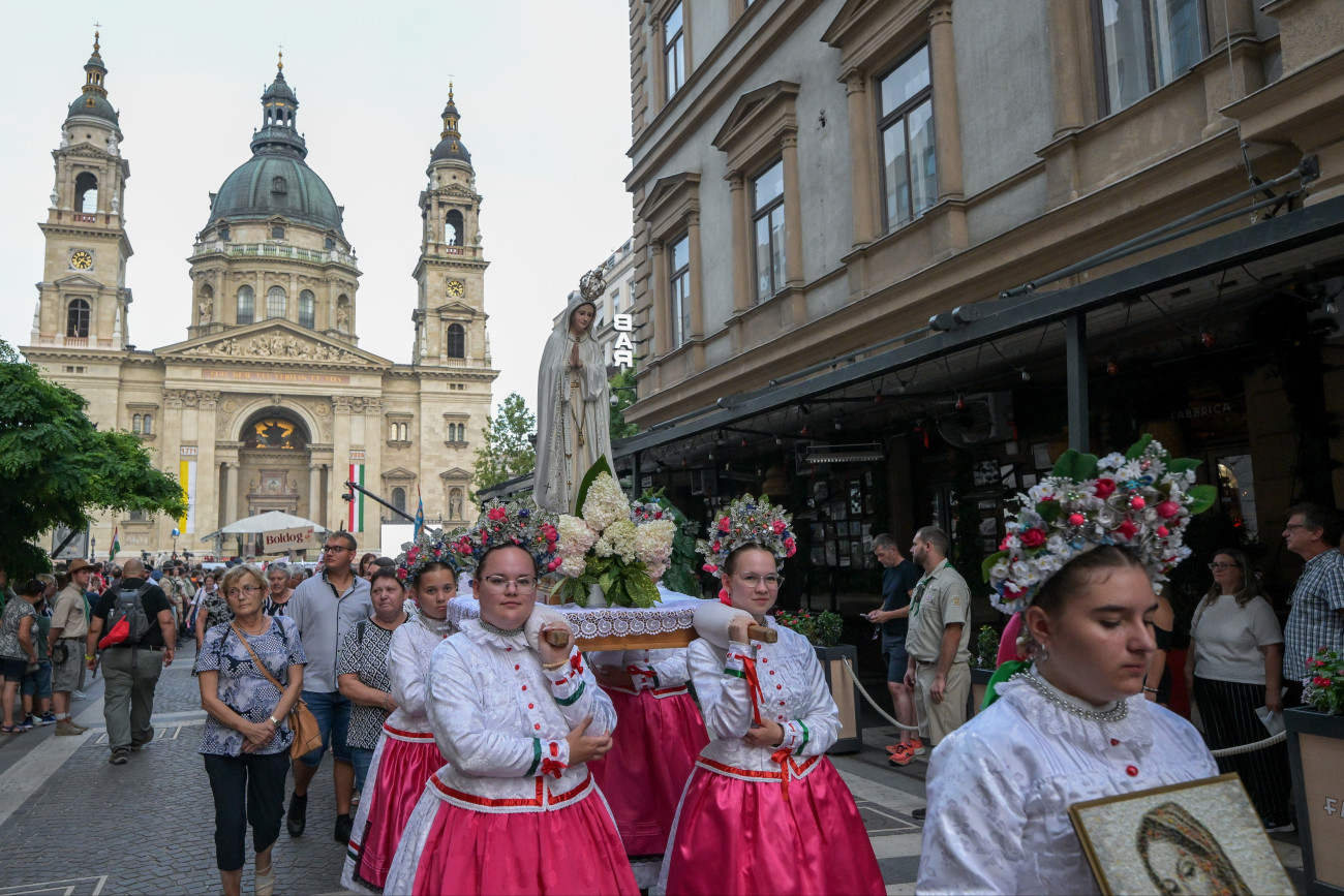 Budapest, 2026. augusztus 20.
Résztvevõk az államalapítás és Szent István király ünnepén tartott Szent Jobb-körmeneten a Zrínyi utcában 2026. augusztus 20-án.
MTI/Szigetváry Zsolt