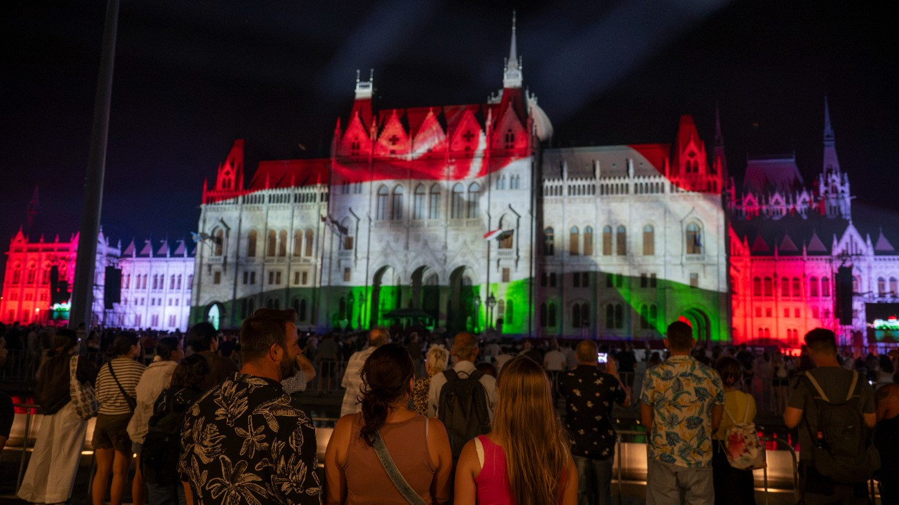 Budapest, 2026. augusztus 20.
Fényfestés a Parlamenten, elektronikus zenei koncert a Kossuth-téren az államalapítás és Szent István király ünnepén 2026. augusztus 20-án.
MTI/Kovács Márton