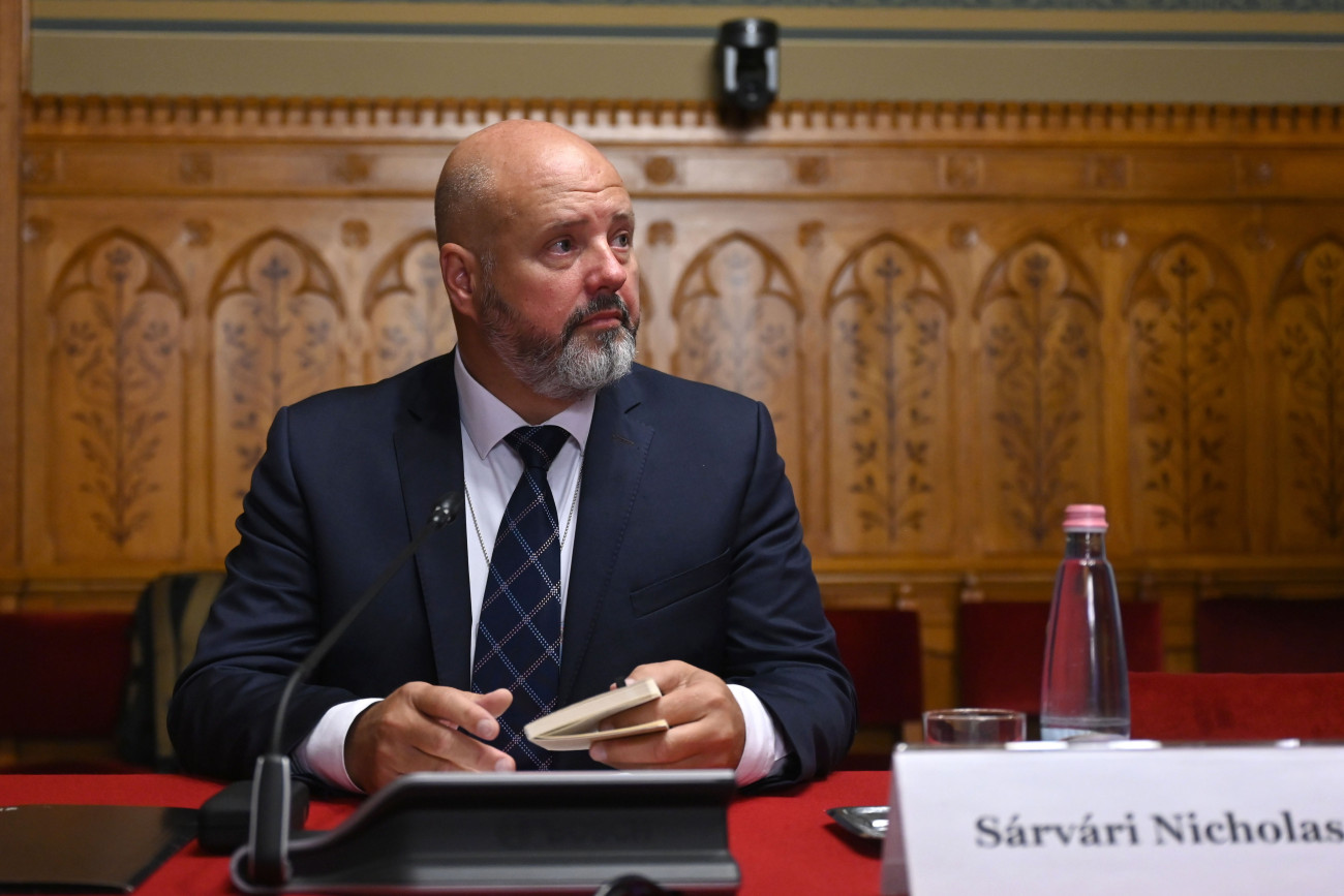 Budapest, 2026. augusztus 25.
Sárvári Nicholas, a Kanadai Kereskedelmi Kamara Magyarországon nevû szervezet elnöke, és a CNS Risk nevû kibervédelmi és kockázatkezelési cég vezetõje, a Nemzeti Vagyonvisszaszerzési és Vagyonvédelmi Hivatal egyik elnökjelöltje meghallgatásán az Országgyûlés igazságügyi és alkotmányügyi bizottságának ülésén az Országház Apponyi Albert gróf termében 2026. augusztus 25-én.
MTI/Balogh Zoltán