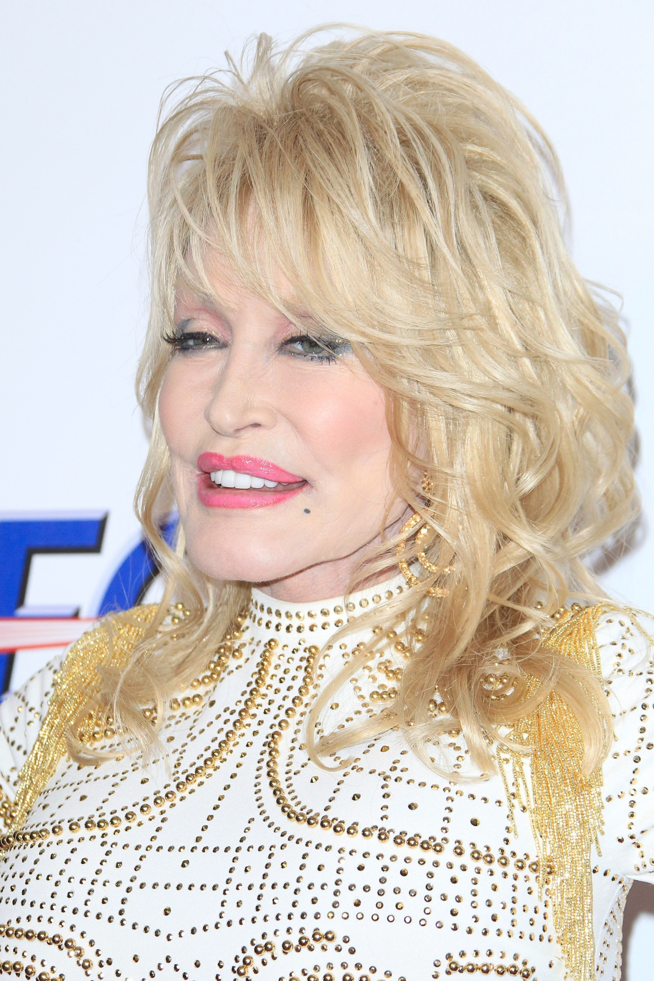Los Angeles, 2026. augusztus 25.
2019. febuár 9-i kép Dolly Parton amerikai countryénekesnõrõl a MusiCares szervezet díjátadó ünnepségén Los Angelesben. A Grammy-díjas dalszerzõ-énekes 2026. augusztus 25-én, 80 éves korában elhunyt.
MTI/EPA/Nina Prommer
