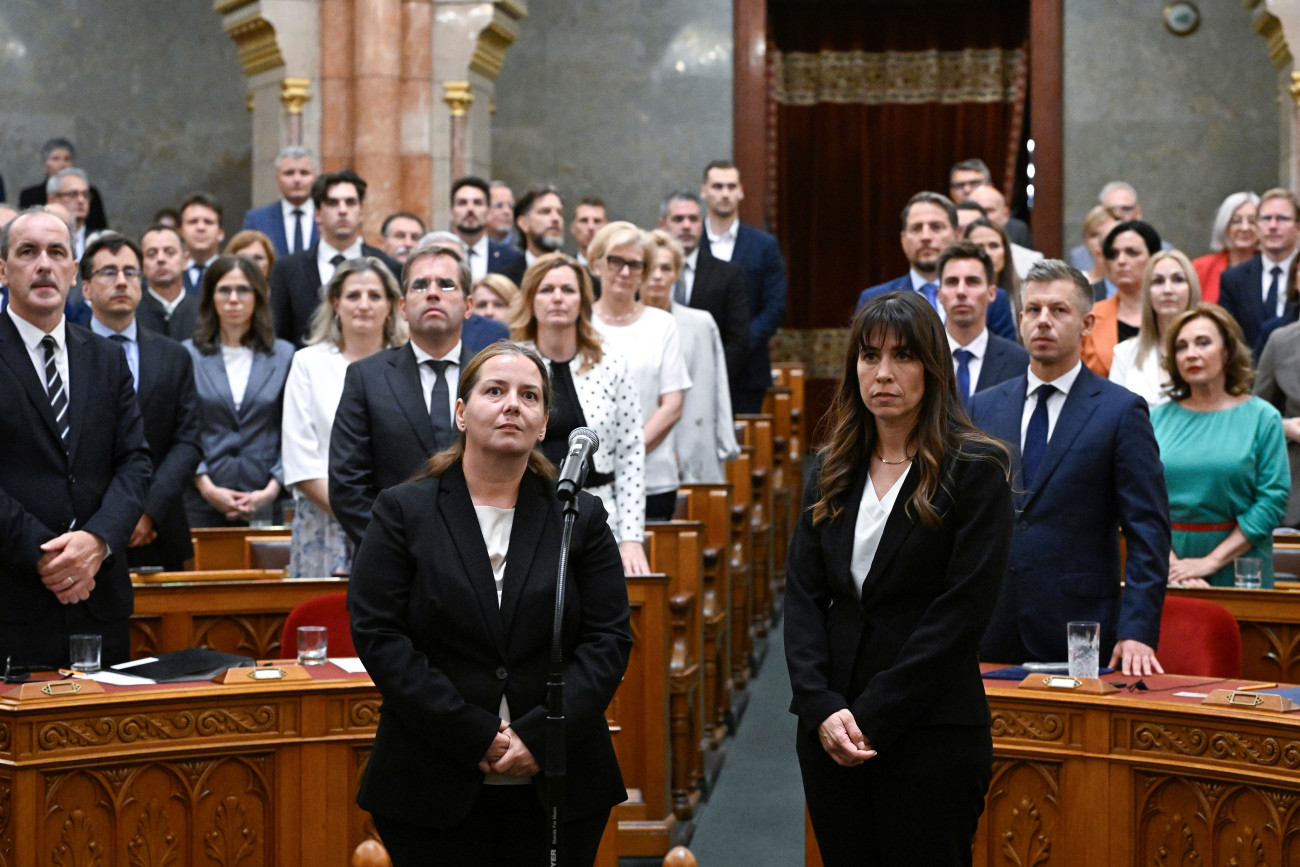 Budapest, 2026. augusztus 28.
A Nemzeti Vagyonvisszaszerzési és Vagyonvédelmi Hivatal (NVVH) elnökének megválasztott Unger Anna Róza politológus, az Eötvös Loránd Tudományegyetem Társadalomtudományi Karának docense (b) és a hivatal nyomozati elnökhelyettesének megválasztott Tasnády Katalin, a Központi Nyomozó Fõügyészség ügyésze leteszi esküjét az Országgyûlés rendkívüli ülésén 2026. augusztus 28-án.
MTI/Hegedüs Róbert