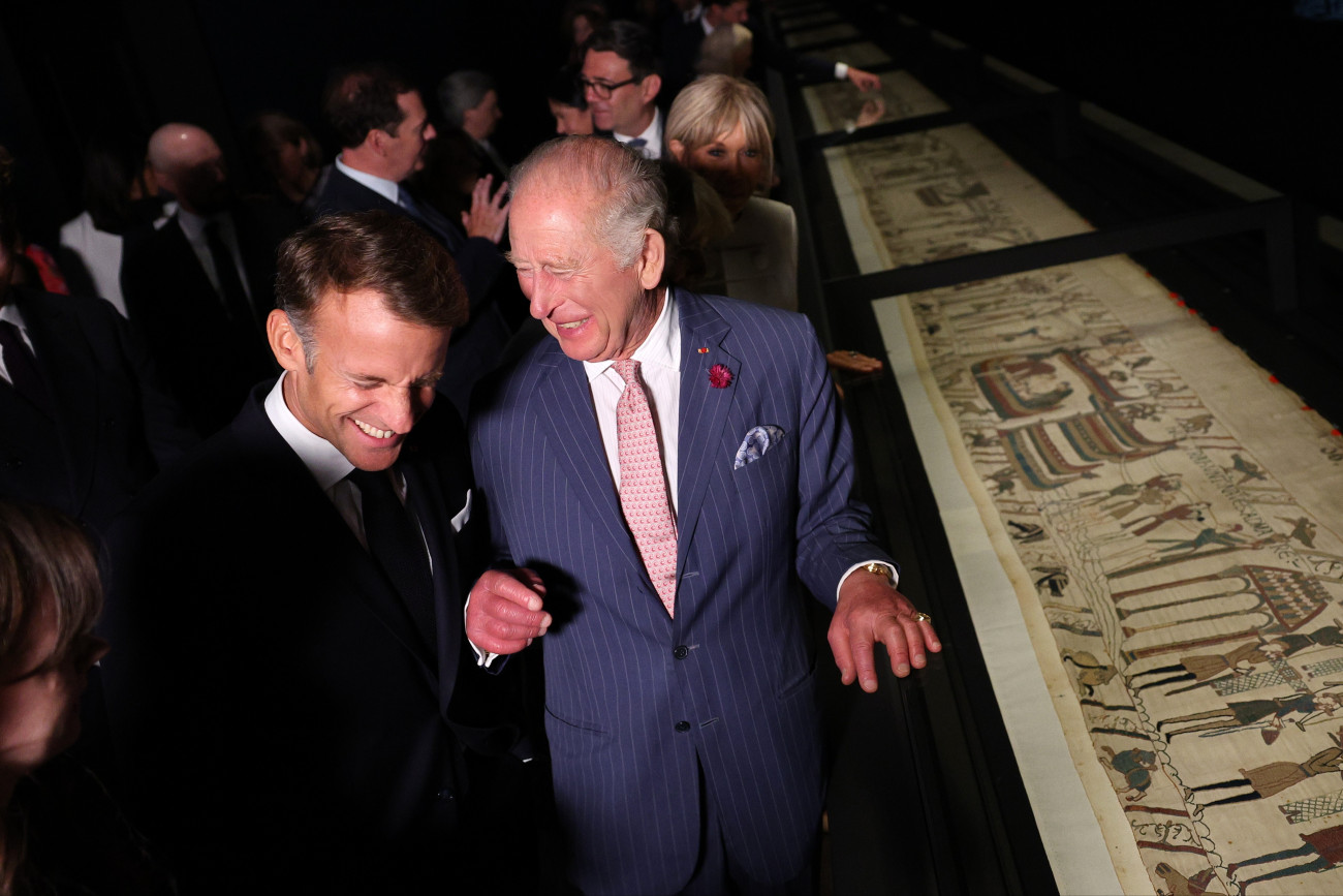 London, 2026. szeptember 02.
III. Károly brit király (j) és Emmanuel Macron francia elnök megtekinti a londoni British Museumban kiállított bayeux-i kárpitot 2026. szeptember 2-án. Az Anglia 1066-os normann hódításához vezetõ eseményeket ábrázoló, közel 70 méter hosszú mûalkotást Franciaország elsõ alkalommal adta kölcsön az Egyesült Királyságnak. A kiállítást a nagyközönség szeptember 10-tõl láthatja.
MTI/AP/AFP pool/Adrian Dennis