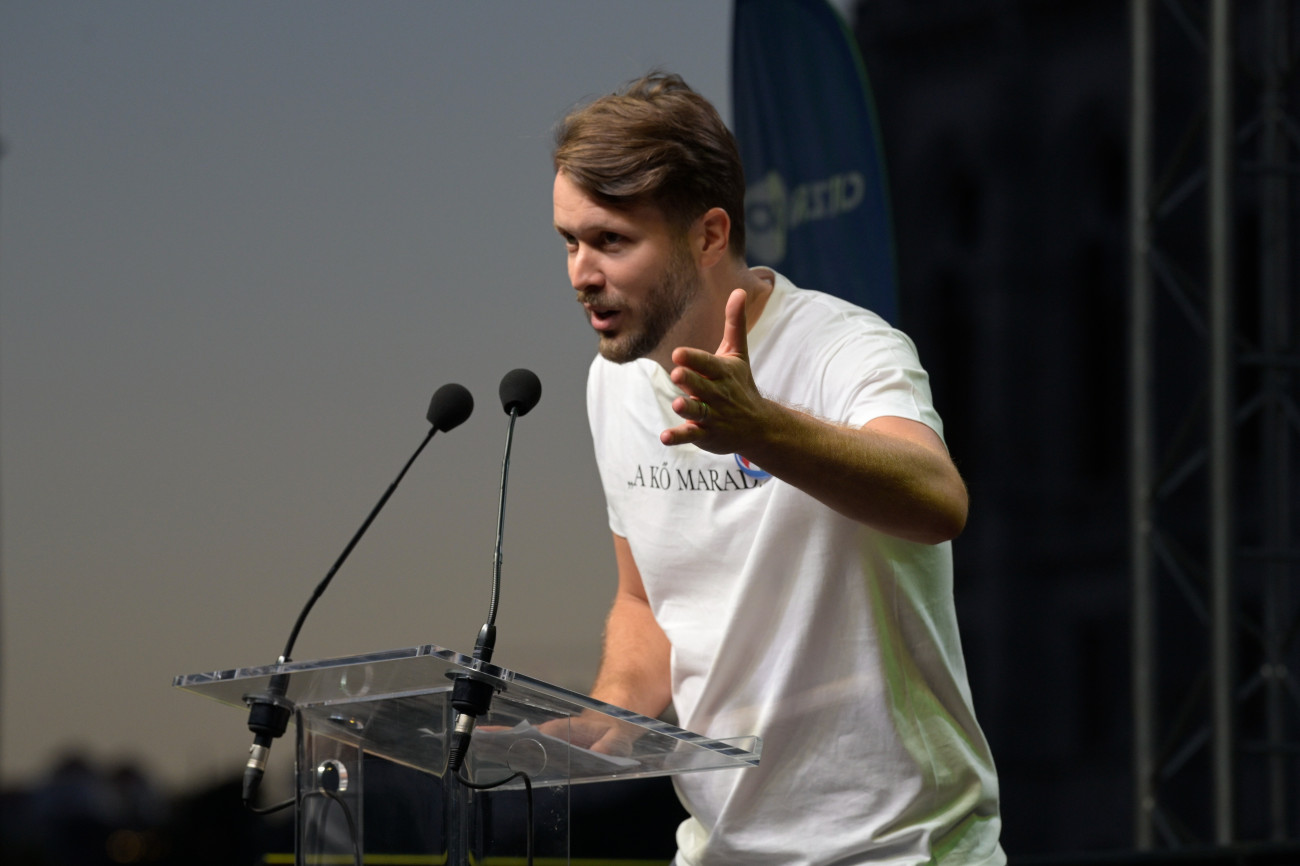 Budapest, 2026. szeptember 5.
Kurucz Dániel, a KözTér alapító-mûsorvezetõje a Ne féljetek! 2.0 címmel tartott kormányellenes tüntetésen Budapesten a Kossuth téren 2026. szeptember 5-én.
MTI/Máthé Zoltán