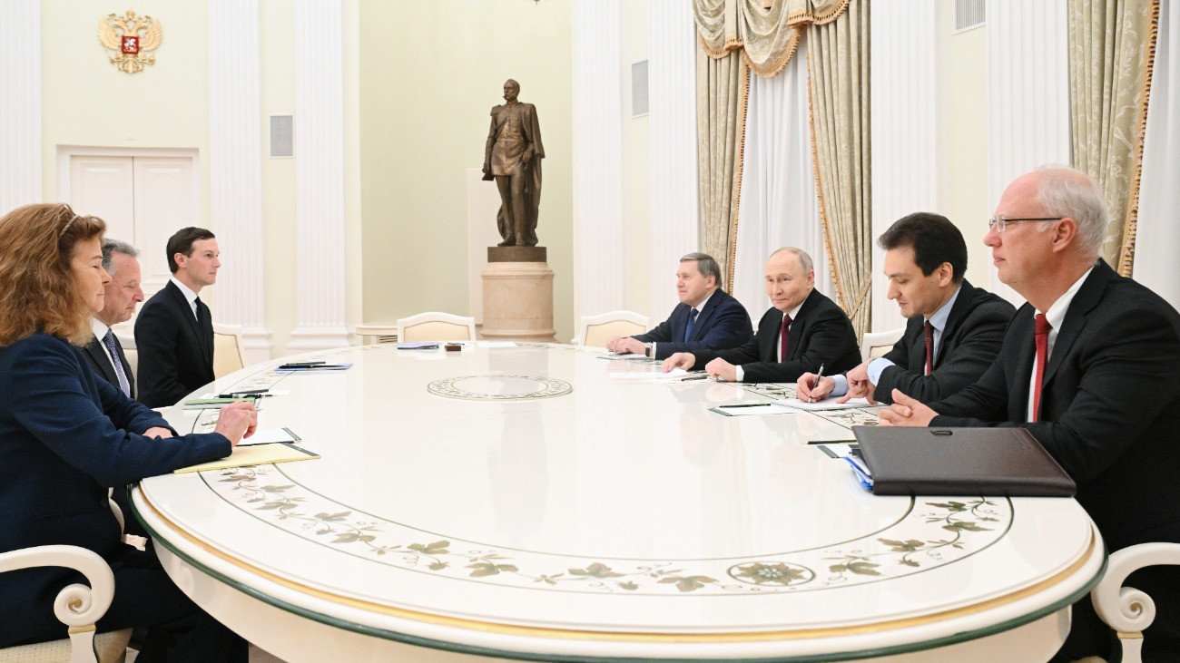 Moszkva, 2025. december 2.
Vlagyimir Putyin orosz elnök (j3) tanácsadója, Jurij Usakov (j4) és befektetésügyi és gazdasági együttmûködési különmegbízottja, Kirill Dmitrijev, az Oroszországi Közvetlen Befektetési Alap (RFPI) vezérigazgatója (j) társaságában tárgyalást kezd Steve Witkoff-fal, Donald Trump amerikai elnök különmegbízottjával (b2) és Jared Kushnerrel, az elnök vejével és tanácsadójával (b3) Trump ukrajnai béketervérõl a moszkvai Kremlben 2025. december 2-án.
MTI/EPA/Szputnyik/Orosz elnöki sajtószolgálat/Krisztina Kormilicina