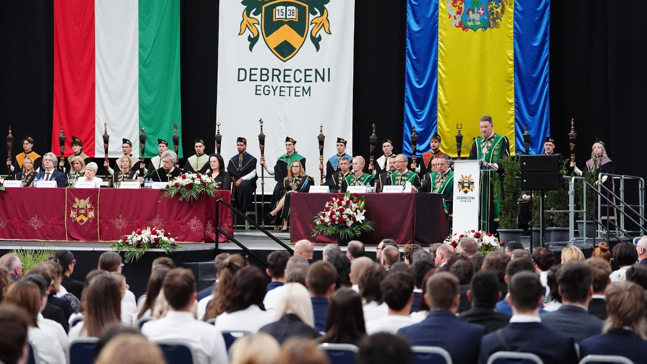 Debrecen, 2026. szeptember 6.
Bács Zoltán rektor (j) beszédet mond a Debreceni Egyetem tanévnyitó ünnepi, nyilvános szenátusi ülésén a debreceni Fõnix Arénában 2026. szeptember 6-án. Az elsõ sorban balról Lannert Judit oktatási és gyermekügyi miniszter (b2), Katz Sándor felsõoktatási államtitkár (b), Mátyus László, a Gróf Tisza István Debreceni Egyetemért Alapítvány kuratóriumának elnöke (b3) és Lamperth Andrea, az egyetem kancellárja (b4).
MTI/Derencsényi István