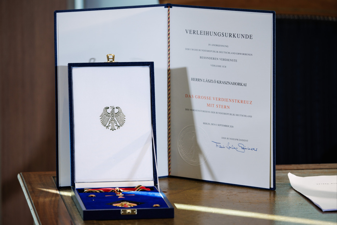 Berlin, 2026. szeptember 8.
Krasznahorkai László Nobel-díjas író kitüntetése, a Német Szövetségi Köztársaság Nagykeresztje a csillaggal, amelyet Frank-Walter Steinmeier német államfõtõl vett át a berlini elnöki rezidencián, a Bellevue-palotában 2026. szeptember 8-án.
MTI/EPA/Clemens Bilan
