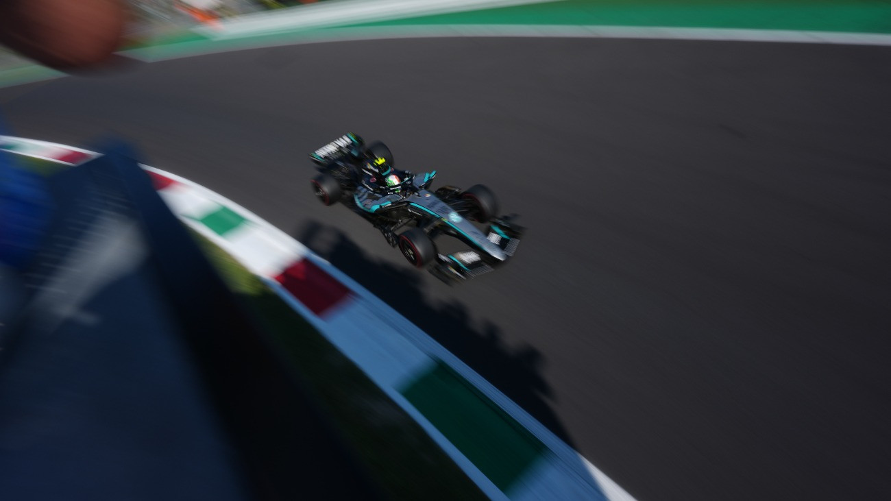 Monza, 2026. szeptember 4.
Andrea Kimi Antonelli, a Mercedes olasz versenyzõje a Forma-1-es autós gyorsasági világbajnokság Olasz Nagydíjának második szabadedzésén a monzai versenypályán 2026. szeptember 4-én. A futamot szeptember 6-án rendezik.
MTI/AP/Antonio Calanni